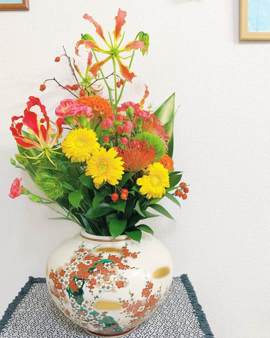 久保陽香さんのインスタグラム写真 - (久保陽香Instagram)「﻿ ﻿ お花を生けたら﻿ とびきり素敵になりました﻿ ﻿ ﻿ #花瓶も喜んでる﻿ #くぼお花」10月4日 13時57分 - kubo_haru