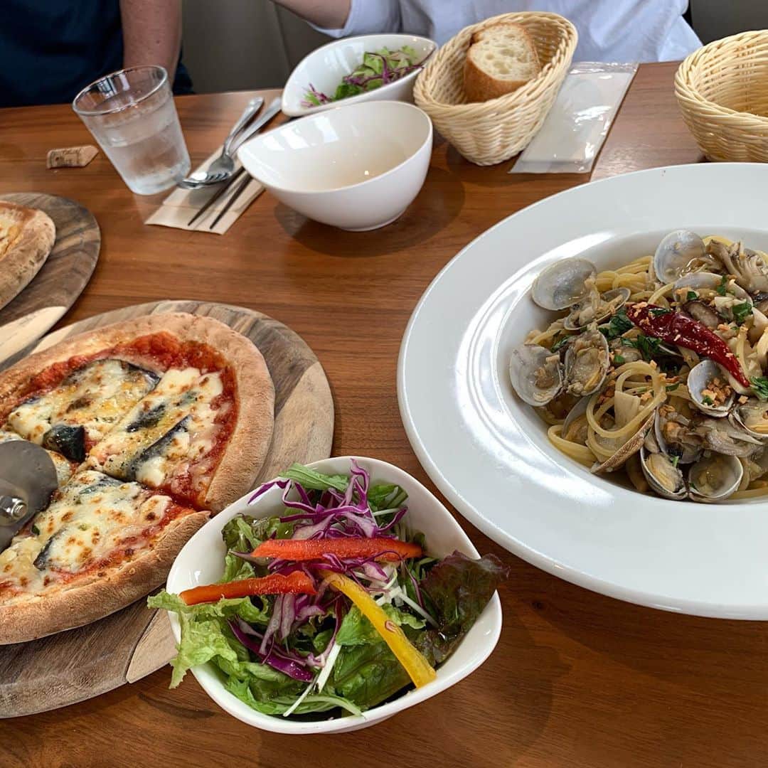 小林美香子のインスタグラム：「瀬戸内でランチ🍕🥗  瀬戸内海は静かで穏やかで綺麗⭐️🚴‍♂️  風のレストラン美味しかったです。  #風のレストラン #瀬戸内海」