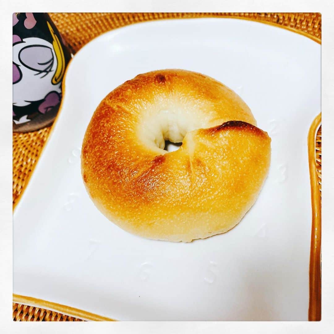 小川麻琴さんのインスタグラム写真 - (小川麻琴Instagram)「今日のランチは「R Baker」さんの米粉のベーグル🥯  ここの米粉ベーグル、初めて食べた時に衝撃をうけた程、私の中でお気に入りの米粉ベーグルです！  米粉のバランスがとっても良い生地のモチモチ感🥯✨  実は今回のベーグルは、大好きなMKCAFEのメンバーが旅先で見つけてお土産にわざわざ買ってきてくれたベーグルなんです😌  旅先でも気にかけてもらえて、本当に嬉しい😢💕  愛情の詰まったベーグルは、いつもの倍おいしく感じました🙏🍀  #お昼ごパン #rbaker  #米粉ベーグル  #お土産 #まことパン #まことベーグル #パンスタグラム」10月4日 14時20分 - 1029_makoto