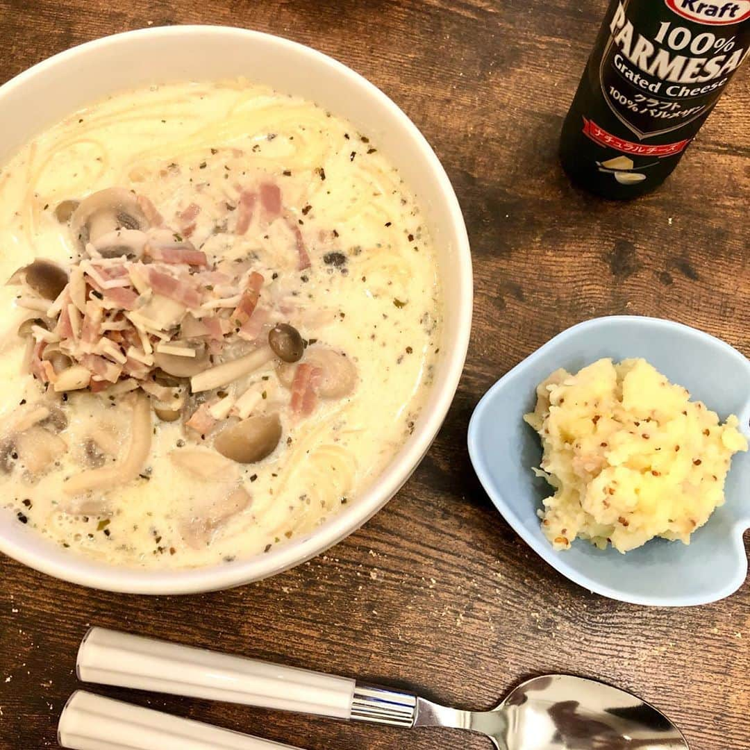 林家あずみさんのインスタグラム写真 - (林家あずみInstagram)「ここ何日かの朝ご飯や、昼ご飯や、晩ご飯😊❤️ジャガイモを沢山買った為、芋ばかり😂💕 4枚目の写真のポテト料理が、かなり美味しかった😃✌️照り焼きポテト😍 ビニール袋にポテト入れて軽く片栗粉まぶしてから、 ごま油で焼いたポテトに、醤油、砂糖、酒、白だし少々を絡めて焼いた😍❤️ 出来上がりに青海苔をふりかけた😃✨ 3月から始めたダイエット成功しています😃✌️寄席の10日間で少しリバウンドしましたが、 また、戻しました😃✌️  4.４キロ痩せたので、あと、600グラムで、目標達成です。 600グラムは、見た目には痩せようが太ろうが、もう分からない範囲なので、安心しながらゆっくり落とせたらなと、思っています😆💕  数年かけてちょっとずつちょっとずつ体重が増加し、気がついたら5キロ太っていました。 ちょっとずつ太っていったので、 自分自身が太っていることに気がつかず、1年前、自分ではまだ全然太っていないと思っていましたが、今、写真を見返したらたら顔パンパンでした😂😂  よくあんなパンパンの顔で、人前に出ていたなと恥ずかしいです🤩💦  #自炊記録 #林家あずみ」10月4日 14時12分 - kurohime424