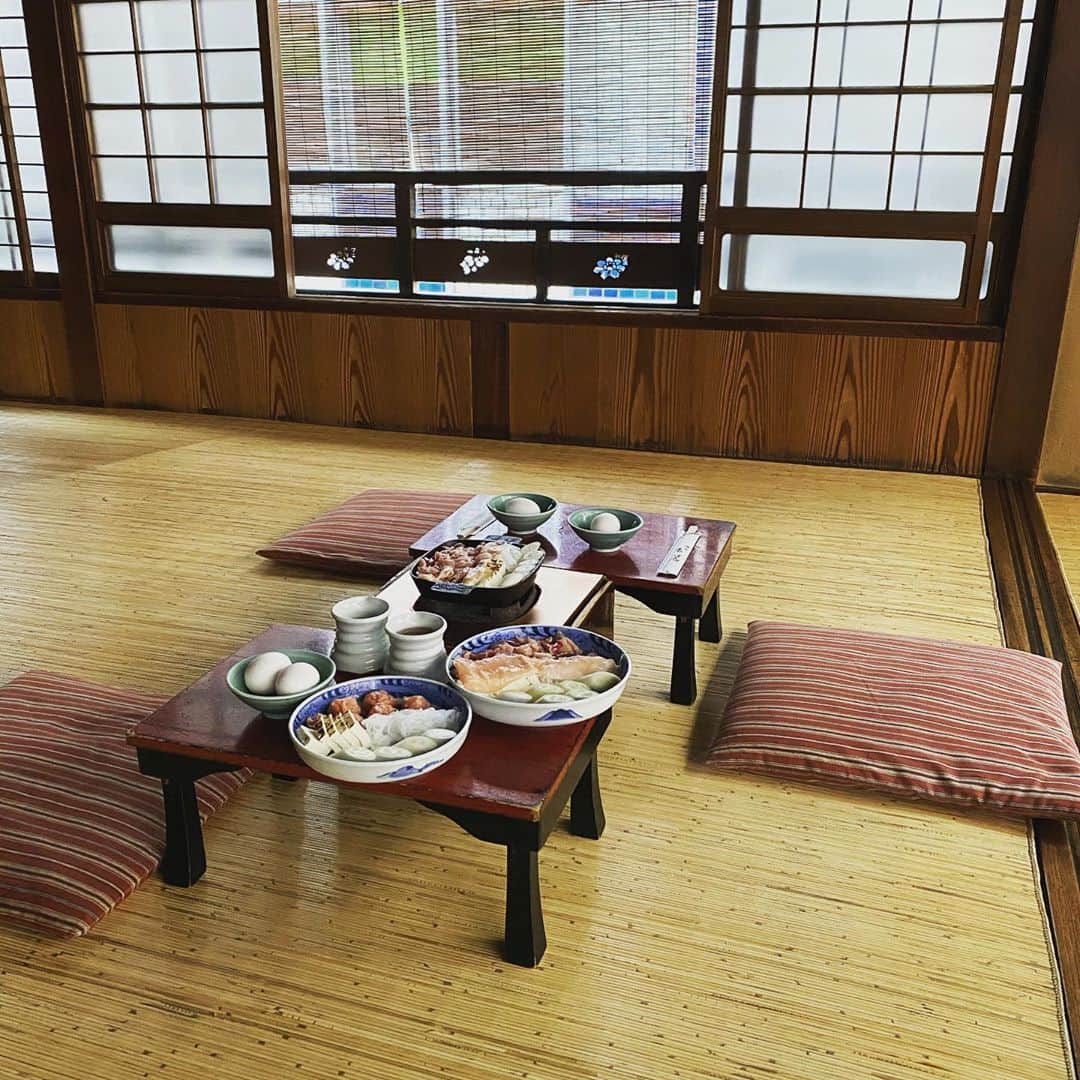伊藤まさこのインスタグラム：「7日発売のLEE11月号では16ページにわたり私の好きな肉のあれこれをご紹介。ステーキハウスに洋食屋(写真は神田の鳥すき焼きの名店)、神戸の肉先輩に案内してもらう満腹旅、いつも家で食べている肉料理(もちろんレシピも)、肉の手土産・・・と盛りだくさん。なにしろ肉の日(2月9日)生まれなもので！🥩！」