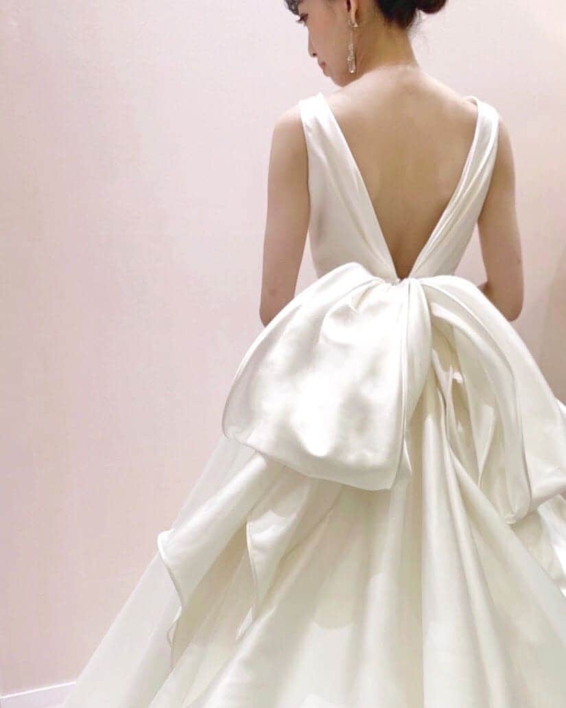 Dresses (ドレッシーズ)さんのインスタグラム写真 - (Dresses (ドレッシーズ)Instagram)「【 ANTONIO RIVA×Hilton 100th × JUNO(ジュノ)】 式場さま限定でデザインされたアニバーサリーウェディングドレス!! コーディネートのポイントや詳細は @dresses_weddingdress ホーム画面URLへ。 ---------------------------------------⠀ ウェディングドレス:03-6751 ドレスブランド: @antoniorivamilano ⠀ イヤリング:07-8841  こちらのドレスは @juno_weddingdress シーホーク店のドレスです。 その他の @antoniorivamilano のドレスは #antonioriva_dresses よりご覧いただけます。⠀  ドレスのお問い合わせは@dresses_weddingdress にDM💌 Dresses割引ございます。 ※諸条件あります お気軽にお問い合わせくださいませ。 ------------------------- ドレスは絶対に後悔したくない方の為の結婚式場紹介サービス始めました！  #ドレス選びから始める結婚式場探し @dresses_weddingdress のInstagramに掲載している #antonioriva や #mirazwillinger など、インポートウェディングドレスがお得になります✨ おしゃれな花嫁様のための式場紹介サービスです♡  紹介会場一覧▶@dresses_weddingdress Top のURLより Instagram▶ @dresses_concierge  ドレスを後悔したくない方、好きなドレスをお得に着たい方、DM にてお気軽にお問い合わせください♡ ⠀⠀ * #ドレッシーズ#ウェディングドレス#アントニオリーヴァ#junowedding #junodress#大人ドレス #大人婚 #スタイリッシュドレス#みんなのウェディング#福岡花嫁#関東花嫁#福岡プレ花嫁#運命のドレス#ドレス試着#ドレス試着レポ#ドレス迷子#antoniorivabride#プレ花嫁と繋がりたい#全国の花嫁さんと繋がりたい#2020秋婚#2021春婚」10月4日 14時23分 - dresses_weddings