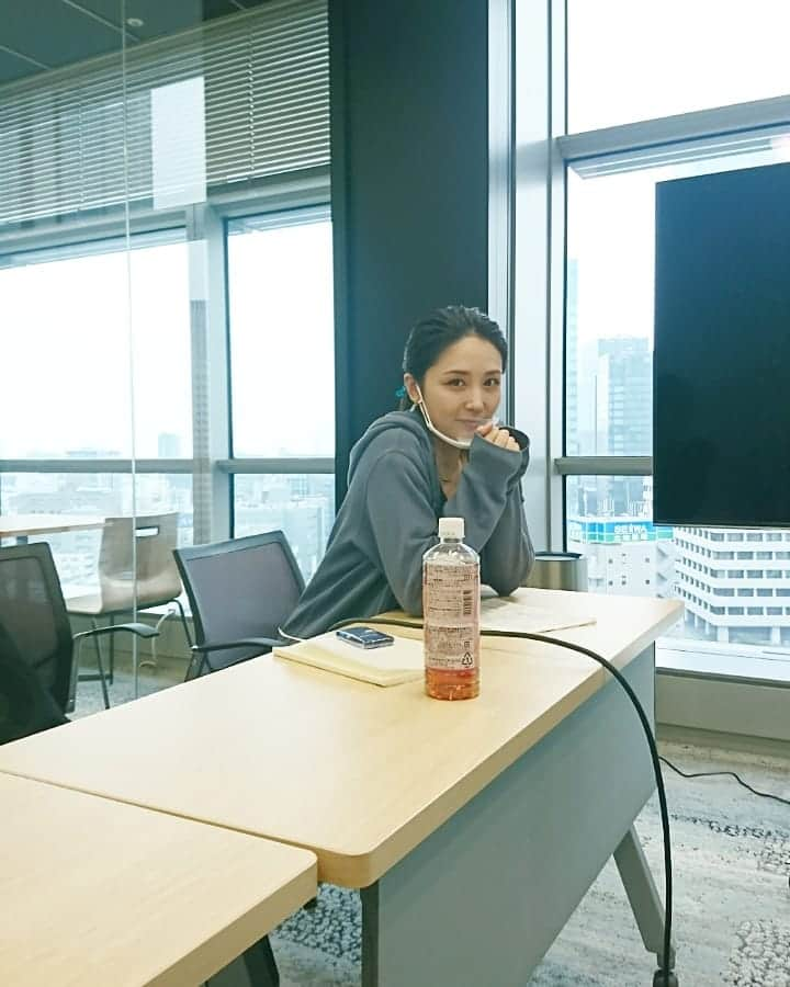 三津谷葉子のインスタグラム：「綺麗なオフィスで出番待ち☺️」