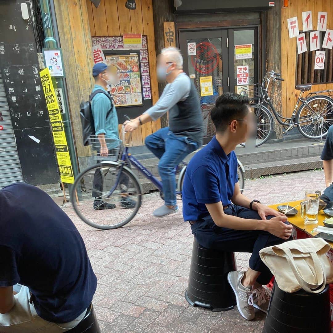 佐藤竜雄のインスタグラム：「道行く人を見ながら飲むのが好きなんですよ。 #高円寺 #一人飲み #ホッピー #左の人デビルウイング出そうな肩甲骨」