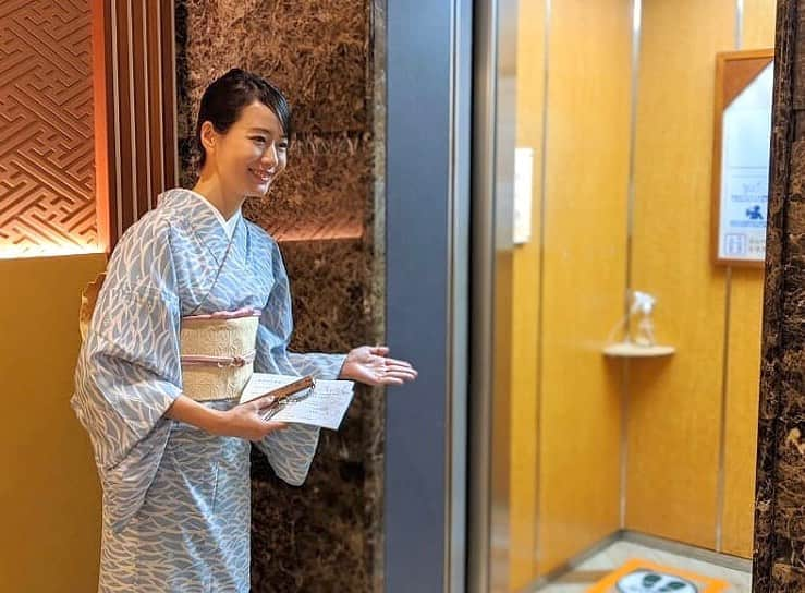 吉山りささんのインスタグラム写真 - (吉山りさInstagram)「『いらっしゃいませ♨️👘  どうぞごゆるりと  お過ごし下さいませ🇯🇵♨️💕』  風な写真📸（笑）  #箱根 #国内旅行 #goto #温泉#onsen #hotelokada #ホテルおかだ #温泉旅行 #hotsprings #japan #hakone #旅行 #日本の風景 #ほっとひといき  #景色 もうすぐ #紅葉 @hotelokada #家族旅行 #女子旅   #吉山りさ #温泉女子 #温泉ソムリエ #温泉モデル #フリーモデル #👘 お#着物 #japaneseculture」10月4日 14時41分 - oreorerisa