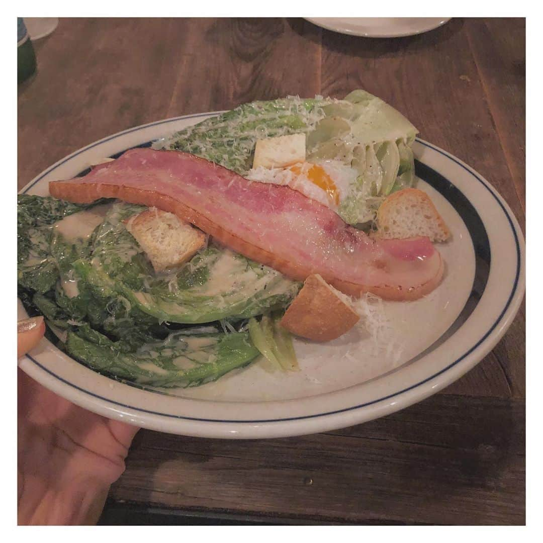 凛美さんのインスタグラム写真 - (凛美Instagram)「🥗🥓🍕﻿ ﻿ シーザーサラダは﻿ ベーコンとロメインレタスが﻿ そのまま出てきてびっくり!!﻿ クルトンも大きくて美味しかった~﻿ ﻿ 2枚目のソーセージ﻿ ジューシーで美味だった!!😋﻿ ﻿ ﻿ ﻿ ﻿ ﻿ ﻿ ﻿ ﻿ そしてそして最後のピザ﻿ マルゲリータ食べたんだけど﻿ まさかの辛くてたべられなかった﻿ っていう。笑﻿ でも我慢して食べてる写真📸﻿ ﻿ ﻿ ﻿ ﻿ ﻿ ﻿ そんな感じで美味しく楽しかった日☺︎﻿ #おしゃカフェ#カフェ巡り#カフェ🥯 #rimicafeさんぽ 🥯 #りみ日記﻿ #シーザーサラダ#salad#ソーセージ#ピザ#pizza#マルゲリータ﻿ #親バカ青春白書#オヤハル#ガタロー#小比賀幸子#小比賀さくら#畠山くん#寛子#美咲#ねごろ﻿#ムロツヨシ さん#永野芽郁 さん#今田美桜 さん#中川大志 さん#戸塚鈍貴 さん#小野花梨 さん#新垣結衣 さん#福田雄一 監督」10月4日 14時41分 - rimi_kenon_official