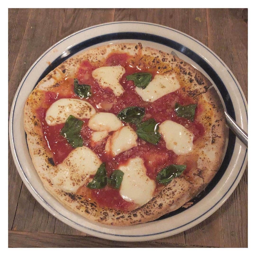 凛美さんのインスタグラム写真 - (凛美Instagram)「🥗🥓🍕﻿ ﻿ シーザーサラダは﻿ ベーコンとロメインレタスが﻿ そのまま出てきてびっくり!!﻿ クルトンも大きくて美味しかった~﻿ ﻿ 2枚目のソーセージ﻿ ジューシーで美味だった!!😋﻿ ﻿ ﻿ ﻿ ﻿ ﻿ ﻿ ﻿ ﻿ そしてそして最後のピザ﻿ マルゲリータ食べたんだけど﻿ まさかの辛くてたべられなかった﻿ っていう。笑﻿ でも我慢して食べてる写真📸﻿ ﻿ ﻿ ﻿ ﻿ ﻿ ﻿ そんな感じで美味しく楽しかった日☺︎﻿ #おしゃカフェ#カフェ巡り#カフェ🥯 #rimicafeさんぽ 🥯 #りみ日記﻿ #シーザーサラダ#salad#ソーセージ#ピザ#pizza#マルゲリータ﻿ #親バカ青春白書#オヤハル#ガタロー#小比賀幸子#小比賀さくら#畠山くん#寛子#美咲#ねごろ﻿#ムロツヨシ さん#永野芽郁 さん#今田美桜 さん#中川大志 さん#戸塚鈍貴 さん#小野花梨 さん#新垣結衣 さん#福田雄一 監督」10月4日 14時41分 - rimi_kenon_official