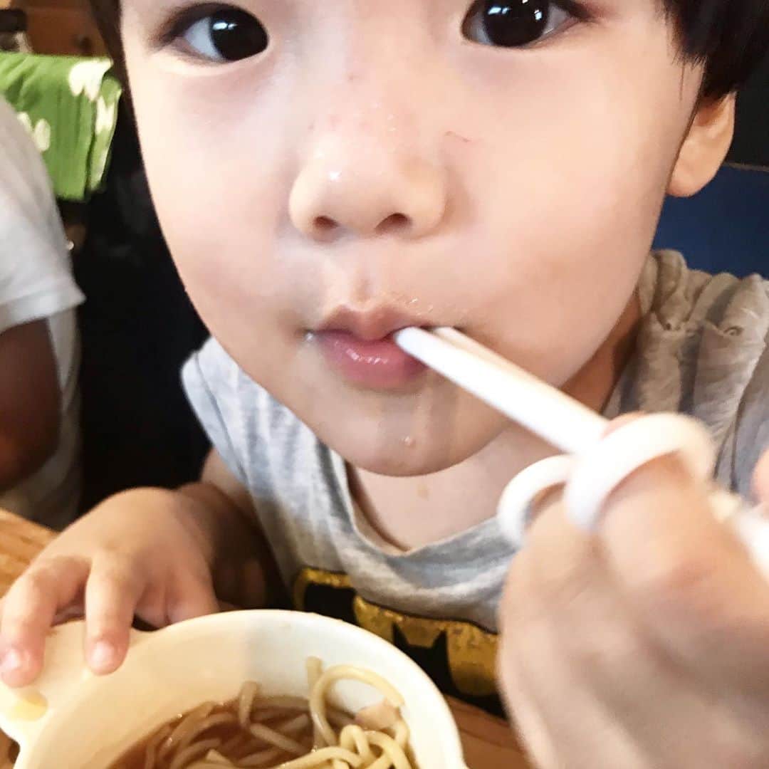 omatsuriccoのインスタグラム：「#今日のバザル 2020.10.04 ・ 3歳過ぎたけど、まだオムツボーイです🍼 ・ お箸練習やっと始めました🥢 ・ 96.6cm／17.7kg ・ 我が家の怪獣で毎日、怒られても気にしてないマイペース🦖 ・ 元気に成長してまーす！ めちゃくちゃ重いですー😂」