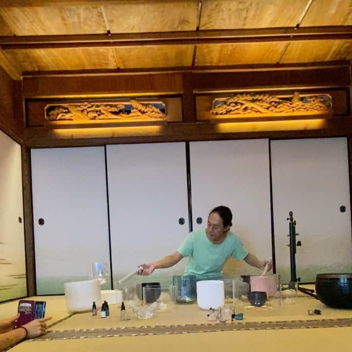 のインスタグラム：「クリスタルボウル🥣演奏者の ナーヤさん　@naya.sato  屋久島1日目のナビゲーター 白谷雲水峡で妖精達に会えたのは ナーヤさんの作ったフワフワ屋久杉香の儀式のおかげかもしれません。 旅の最終日の朝、ナーヤさんがクリスタルボウルを宿に持ち込んで演奏して下さいました✨ 2日目の宿　屋久杉楼七福 @yakushima_shichifuku  のセンス良くリノベーションされた古民家は、快適だった。 着いて直ぐ若い女将の @babakimika さんに通された2階で屋久杉の天井を寝転がって観察。  旅の最終日まで幸せ❤️🌈 ciao  yakushima   #クリスタルボウル  #クリスタルボウルヒーリング  #ふわふわ屋久杉香  #屋久杉」