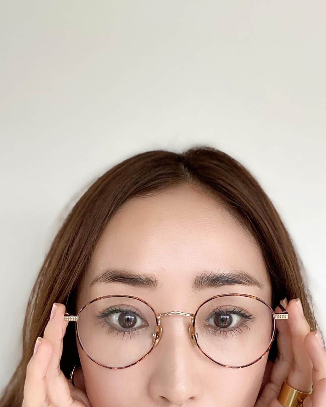 神崎恵さんのインスタグラム写真 - (神崎恵Instagram)「先程は突然のインスタライブ。 ありがとうございました😊 のんびりお話しできて、とーっても楽しい時間でした。 最後、ママに悪戯をみつけられそうになってしまったようなあわわな終わり方になってしまいましたが😂楽しいひとときでした。 またご一緒させてください。 眼鏡と服のブランドもわかってすっきり！ ありがとうございました🐘💕 元気いっぱいもらっちゃった🥺  眼鏡　#owden ニット・パンツ　#nanushka 出汁スープは #friendlyhealthclub オイルは #アルジェラン マスカラは #ランコム ファンデは　#スピケアV3 ピアスは #マリアブラック ブレスは #allblues バーム　#ネロリラボタニカ　 話にでたのはここらへんかな？  #インスタライブ まつげと眉毛、育毛中🌱」10月4日 14時45分 - megumi_kanzaki