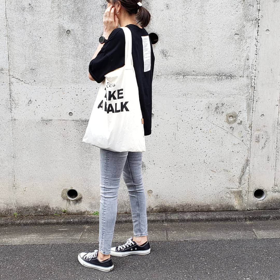 eriのインスタグラム：「* 昨日誕生日でした。 と、いうわけで色々なお店から誕生日クーポンが届き、どうしよう♡とワクワクしています～ お金がなければ始まらないけど💦 色々頑張ろう～🙆 * トップス:#lavishgate ボトムス:#zara バッグ:#canaljean * #ootd#outfit#fashion#coordinate#casual#simple#バックプリント#ラビッシュゲート#グレーデニム#zaraデニム#ロゴバッグ#キャナルジーン#コンバース#スニーカー女子#カジュアル#カジュアルコーデ#シンプルコーデ#モノトーン#着回し#プチプラコーデ#ママコーデ#今日のコーデ」