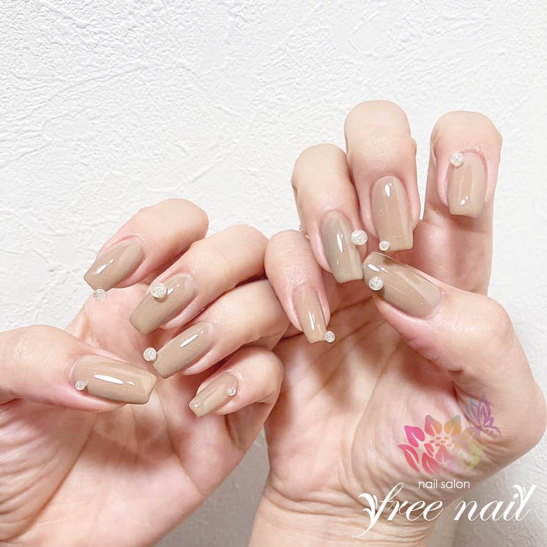 free nail フリーネイルのインスタグラム：「. お客様ネイル💅🏻🎃 . 大人気🪐手作り球体パーツ⚪️✨ . シンプルワンカラーがグンと可愛く💗 . ご来店ありがとうございました🙇🏻‍♀️🙇🏻‍♀️🙇🏻‍♀️💗 . #ネイルアート #ジェルネイル #ネイルサロン #大阪ネイルサロン #ネイルデザイン #ネイルチェンジ #ネイルパーツ #球体パーツ #手作りパーツ #立体ネイル #ベージュネイル #ワンカラーネイル #デザインネイル #トレンドネイル #大人ネイル #シンプルネイル #おしゃれネイル #秋ネイル #autumnnails #nailsart #nailsdid #美甲 #日式美甲 #日式美甲胶 #日本美甲师 #日本美甲老师 #美甲上课 #日本胶 #フリーネイル #freenail」