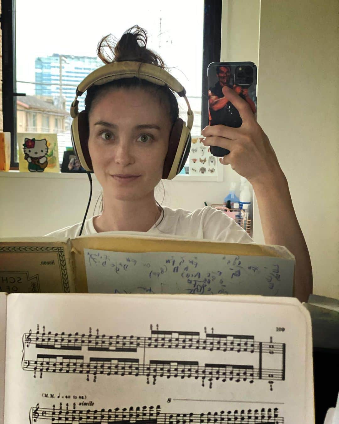 エミ・マイヤーのインスタグラム：「I’ve made a promise to myself to get back into classical piano, and be able to play Debussy or Gershwin by next year this time. Gonna put in #thework 💪Hoping to post progress clips along the way. Stay tuned ❤️来年の今にはデビュシーとガーシュウィンが弾けるように決意しました！」