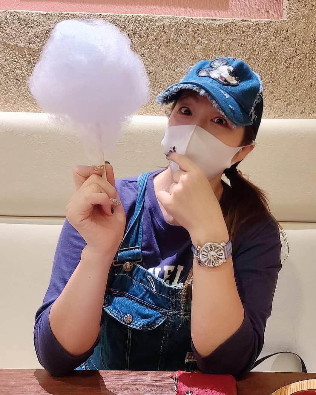 井上貴子のインスタグラム：「いつだったか… カロリーは重さだと とんでもない勘違いをしていた頃。  綿菓子は軽いから太らないと 言ってまわっていた（笑） ついでにおにぎりは重いから 太っちゃうって言ってた（バカ）  ブルーとパープルのお砂糖から 作ったこのわたがし。 少量だけど…カロリーだということが よーーーくわかりました！！！  さてイチナナ動画配信。 本日20時から行います。  イチナナをダウンロードして 井上貴子をフォローして お待ち下さいな。  たのしみにしています。  コロナ禍に携わる 全てのお仕事の皆様。  心から 感謝しています。  引き続き油断せず お気をつけて お過ごし下さいませ。  #井上貴子  #LLPWX #女子プロレス #TikTokはじめてみた #紅緒と柊音 #トイプードル #イチナナ動画配信 #ディアナ女子プロレス #10月11日後楽園ホール #Twitterも見てね #感謝 #STOPCOVID19」