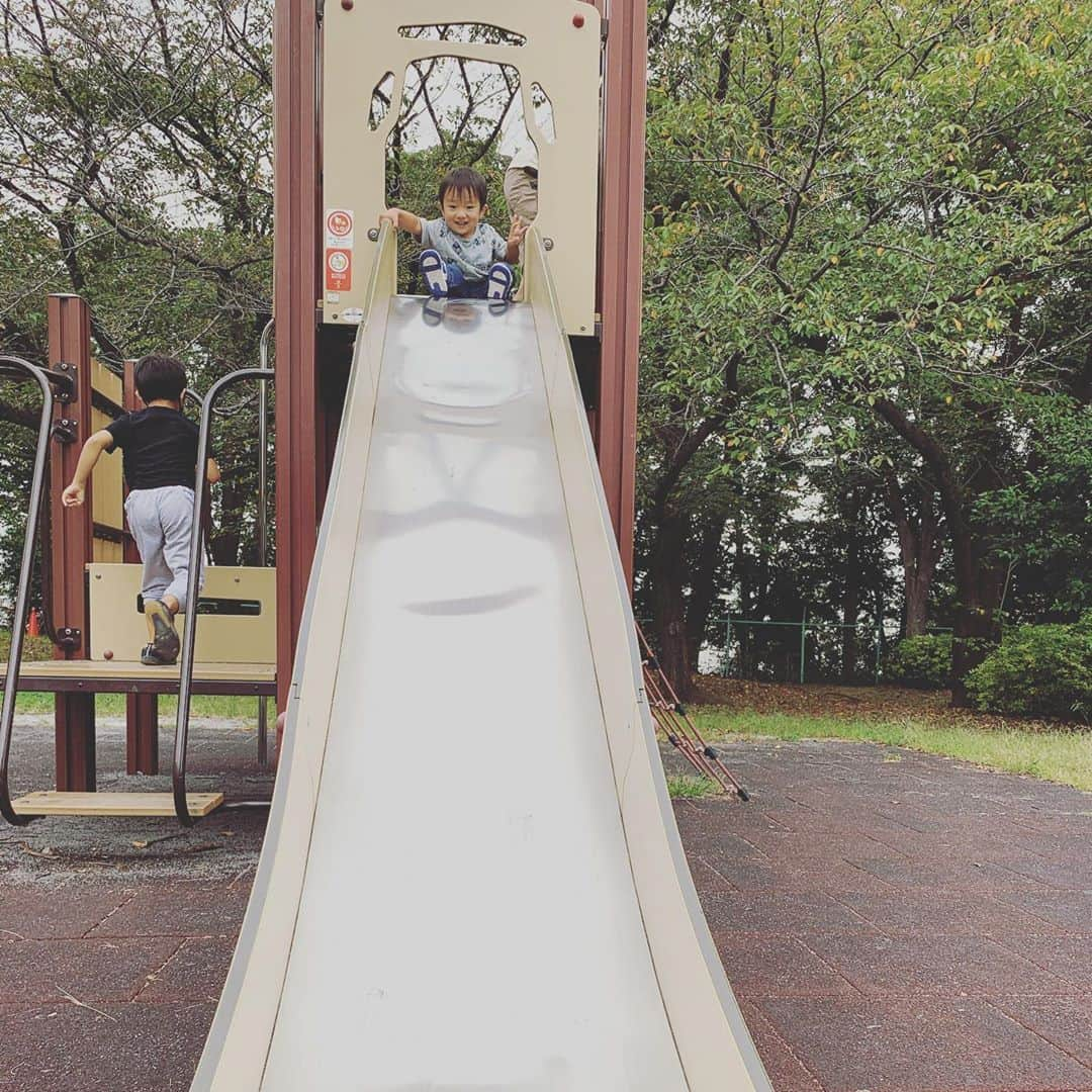 杉浦太陽さんのインスタグラム写真 - (杉浦太陽Instagram)「家族で公園へ！  コアが遊具で遊べるようになってから、 全員でいっぱい遊びました^ - ^  後半の鬼ごっこが、ガチで汗だくwww  @sugiurataiyou_official  #公園遊び #楽しかったねぇ #全力鬼ごっこ #汗だく #父ちゃんまだまだ負けませんw #大人気ないwww」10月4日 15時06分 - sugiurataiyou_official