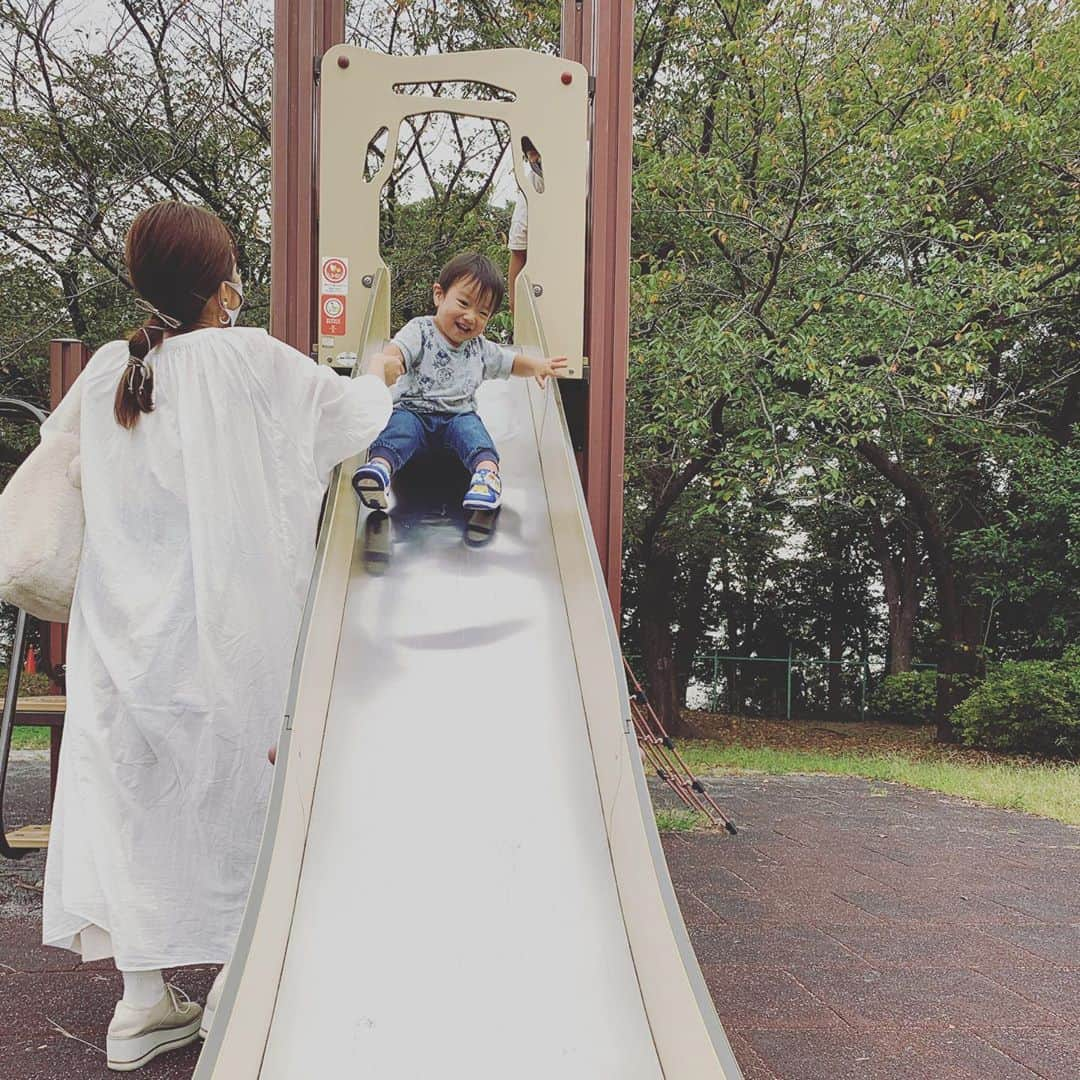 杉浦太陽さんのインスタグラム写真 - (杉浦太陽Instagram)「家族で公園へ！  コアが遊具で遊べるようになってから、 全員でいっぱい遊びました^ - ^  後半の鬼ごっこが、ガチで汗だくwww  @sugiurataiyou_official  #公園遊び #楽しかったねぇ #全力鬼ごっこ #汗だく #父ちゃんまだまだ負けませんw #大人気ないwww」10月4日 15時06分 - sugiurataiyou_official