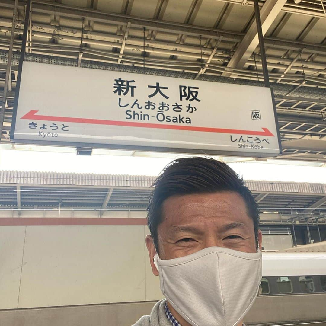 播戸竜二さんのインスタグラム写真 - (播戸竜二Instagram)「『ヤマダ〜デンキ！』 ・ 大阪行きました🚅 ヤマダ電機LABI 1なんば店でのイベントでした！ ・ トークショー🎤 ゲーム対決🎮 ・ 白熱しました❗️ 生の熱狂はサイコー。 ・ 久しぶりにサイン書けて嬉しかった！ ・ フェイスシールドも！ ・ 大阪最高😁 ・ ・ #ヤマダ電機labi1なんば  #歓迎ありがとうございます #ソフトバンク #ワイモバイル #ウイイレ2021 #おばんざい屋 #カンパーイ🍻」10月4日 15時08分 - ryuji_bando