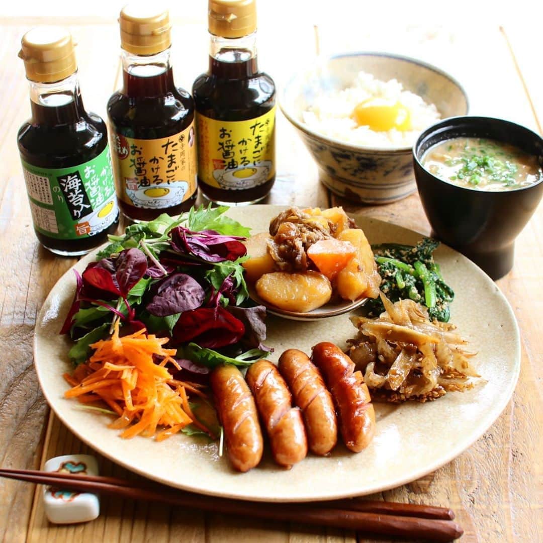 Atsukoのインスタグラム：「Today's breakfast 2020.10.04 ･ ･ TKG ウインナー ほうれん草胡麻和え ごぼうと牛肉のしぐれ煮 肉じゃが ベビーリーフとレッドリーフのサラダ キャロットラペ 豆腐の味噌汁 ･ ･ @teraoka_organic_farm 寺岡有機農場さんから頂いたお野菜で朝ごはん。 今回使ったお野菜は ★ベビーリーフ ★レッドリーフ ★メイクイーン ★玉ねぎ ★ほうれん草 ★ごぼう です。 それと、TKGに合うお醤油3種類。 @teraoka_soy_sauce  今回は甘さ控えめタイプで😋 さすが、TKG用に作られただけある。笑 寺岡さんのお野菜は全て有機野菜。 リーフもとても綺麗な状態で届きます。 お野菜以外もスムージーなどもやってます。 3ヶ月以上継続でご購入された場合は初回は無料になるみたいなので、この機会に是非1度お試しくださいませ。」