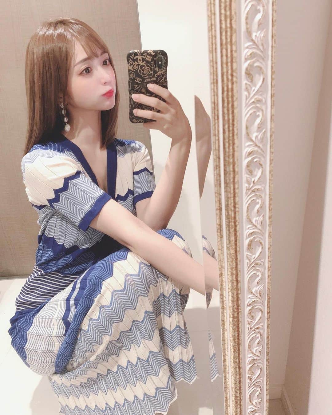 ゆうたむさんのインスタグラム写真 - (ゆうたむInstagram)「💙💙💙 . . . . @spicaglow  のワンピース👗に見える2ピース✌️ ストールと合わせたりジャケットと合わせたりして着てるよ💙 . . 大好きな青、水色ですごい好み🥺🥺(いつもゆうたむのコーデ見てくれてる人はわかるよね？笑) . . . . #cordinate onepiece: @spicaglow  stall: @chanelofficial  shoes: @manoloblahnik  . . .  @spicaglow  で使える1000円オフのクーポンコードいただけたので 購入するときは使ってみてね❤︎ クーポンコード『psh250』になります☺️❤︎  . . #spicaglow  #ootd #fashion #manoloblahnik  #chanel  #美容鍼　#フェイスライン #すっきり」10月4日 15時16分 - yuutamu_non