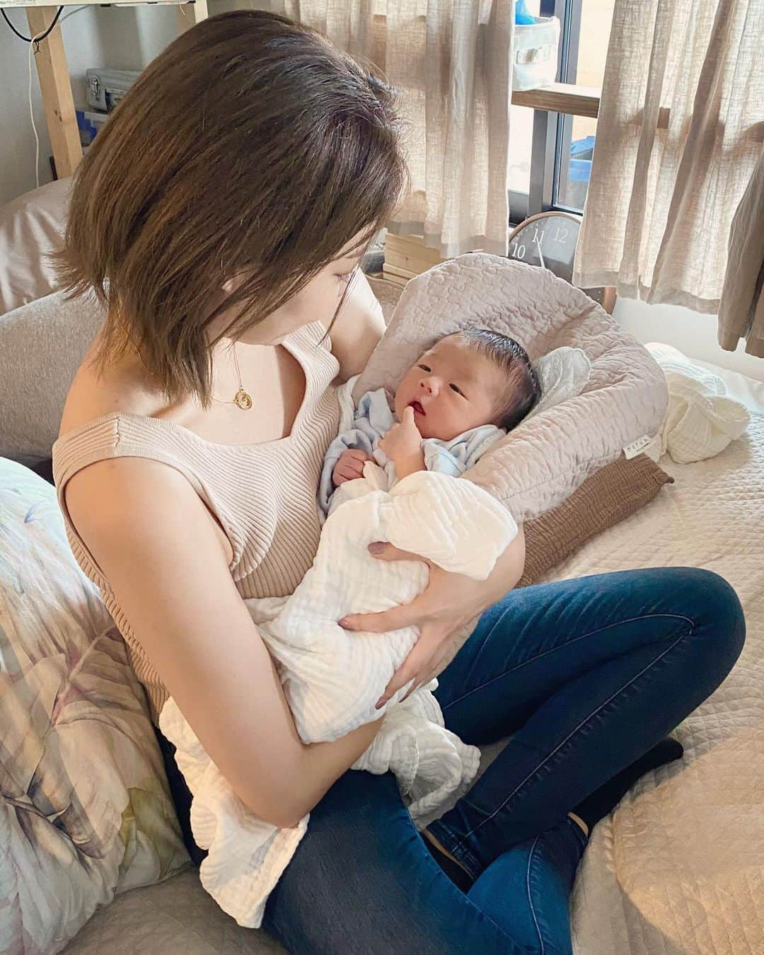 井咲アキのインスタグラム：「👶🍼 甥っ子見に来た🥰 新しい命の誕生って感動するよね🥺 私はまだ産んでないから、孫たち(甥姪たち) 20人超えちゃいそうだな〜😂😂 うちの家の少子化貢献凄い😂🏆 ＊ 2枚目はお婆ちゃん(私の母)🌸 孫とお婆ちゃんの姿って、いいよね♡ ・ ・ ・ #新しい命の誕生#感動#赤ちゃん#可愛い #癒し#甥っ子#新生児#天使#お婆ちゃんと孫　 #newbirth#baby#babyboy#cute#angel#healing」