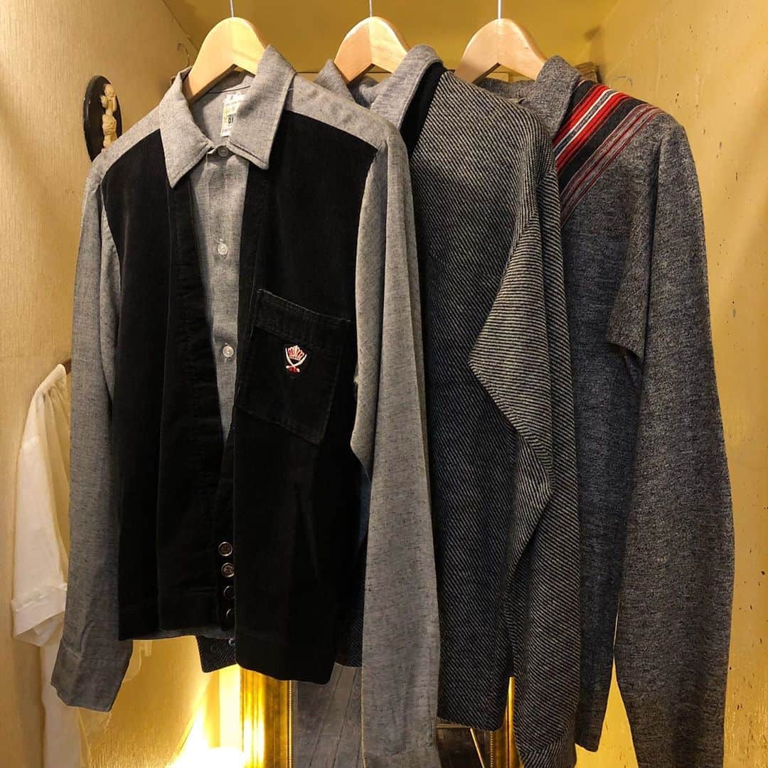 NUTTY Vintage&Collectibleのインスタグラム：「♦︎♦︎NEW ARRIVAL♦︎♦︎  ☑︎vtg docking design gray shirts&sweater for men  まるで重ね着をしているみたいなデザインが新鮮なヴィンテージシャツ＆セーター。 メンズアイテムも続々と秋物入荷しております🍃  💌DMより通販承っております💌  ------------------------------------ 🛍NUTTY通販について🛍 ------------------------------------- ＜ONLINE STORE＞ VINTAGE▶︎http://nutty.theshop.jp/ USED SELECT▶︎https://nuttyselect.official.ec/ （プロフィールページURLよりjump🕊） ㅤㅤㅤㅤㅤㅤㅤㅤㅤㅤㅤㅤㅤ ＜VIDEO CHAT SHOPPING＞ テレビ電話をお繋ぎして、リアルタイムでご案内いたします。詳細は過去の投稿をご覧ください。」