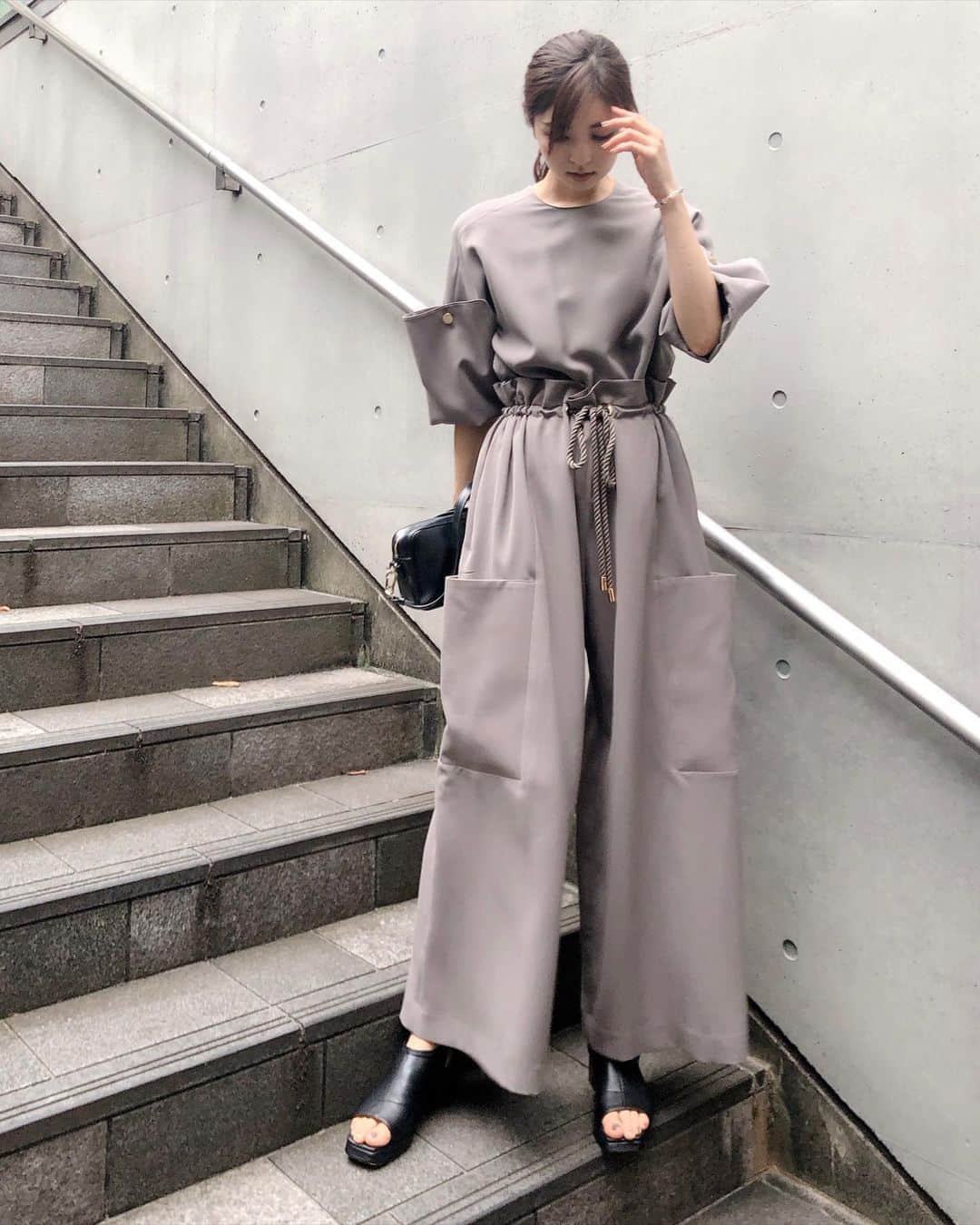 芝彰子さんのインスタグラム写真 - (芝彰子Instagram)「✔️ . 昨日の写真逆光で少し暗くて…🙏💦 . 質問結構あったのですが これはジャンプスーツではなく、 セットアップです💁‍♀️♥︎ . . #outfit #fashion #mylook #setup #akiranaka @akiranaka.official」10月4日 15時24分 - akiaki1221