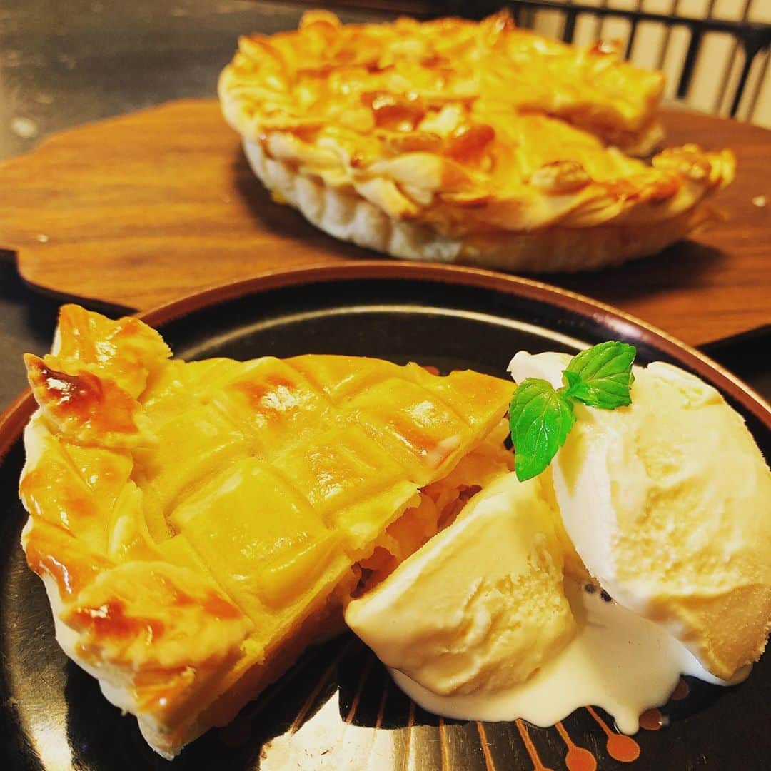 のインスタグラム：「我が子ちゃんのハーフバースデーにチャラヒゲが焼いたアップルパイ。生後1ヶ月のときは「もう新生児じゃなくなっちゃうなんてヤダッ！！　あと10年くらい新生児でいてほしい！！」とかダダをこねていた私ですが、最近は毎日いろんな能力を身につけていく我が子ちゃんが、今後歯が生えたり歩いたり喋ったりするようになるのか思うと興奮が止まらないね！ #アップルパイ　#手作りケーキ　#applepie #homemadesweets #homemadecake #ハーフバースデー　#我が子ちゃん」