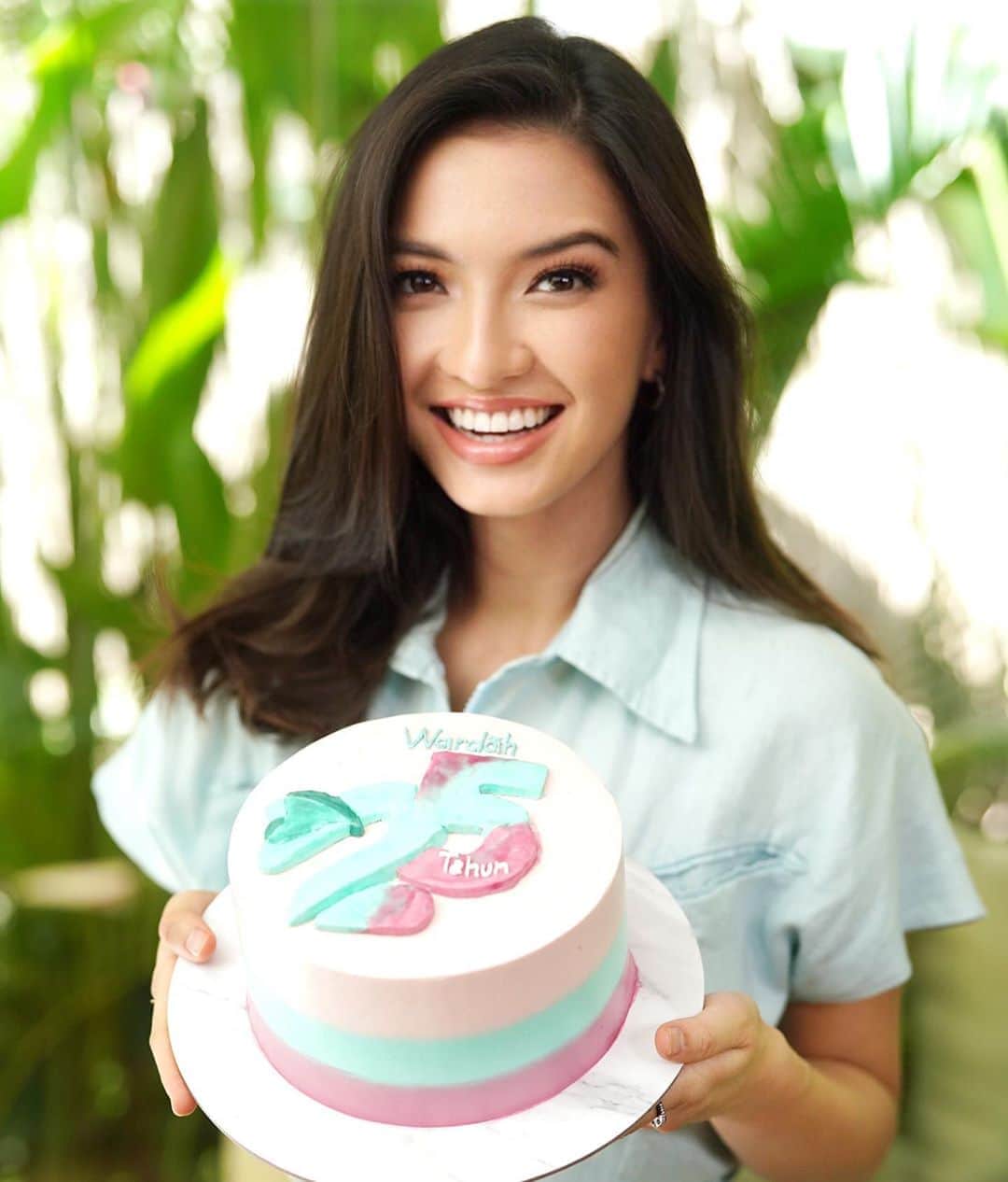 ラライン・シャーのインスタグラム：「Selamat Ulang Tahun yang ke-25th Wardah!  Cantikmu siap hadapi dunia ✨   Selalu bangga menjadi Brand Ambassador Wardah. Brand yang mampu terus berinovasi untuk menghadirkan produk kecantikan yang halal dengan kualitas terbaik.   Jangan lupa hadiri Wardah Beauty Fest mulai hari ini dan besok! (3&4 Oktober 2020). Ada Special Musical performances, Talkshow dan Virtual beauty bazaar💕  Hari ini saya menjadi bagian dari “Talkshow Inspiratif Wardah Beauty Fest” dengan tema “Look good, Do Good, Feel Good” jam 1600 WIB. See you there💕  #25tahunwardah #cantikmusiaphadapidunia #wardahbeautyfest2020  @wardahbeauty」
