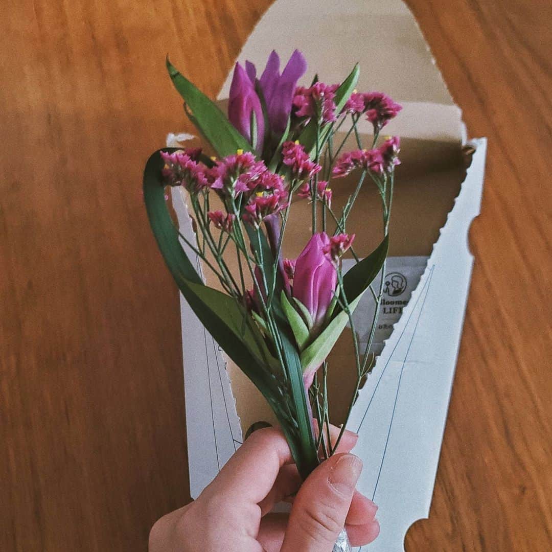 保坂玲奈さんのインスタグラム写真 - (保坂玲奈Instagram)「______ 今週のお花🌸 @bloomeelife . . 自分ではあまり選ばないピンクセット💞 ピンクのリンドウは初めて見た‪‪🥺  近所のお花屋さんで見ないお花が届くのが新鮮。  サブスクでポストに投函されるので 時間を気にせず受け取れるのが嬉しいね😘  もちろんいつもお花はちゃんと綺麗な状態で届いてる👍  初回のお花お届けが無料になるクーポンも 載せておくのでお花のある暮らし､ サブスクライフに興味がある人は試してみて〜😘  -クーポンコード- ❁﻿クーポンコード：rena ❁﻿有効期限：2020年10月31日 . . 三時のおやつに銀座たちばなのかりんとうを ポリポリ食べながら半沢直樹を1から見てる📺 ハマると寝る時間も惜しんで観ちゃうので終わらない...🤦‍♀️ . . .  #bloomeelife #ブルーミーライフ#花サブスク#お花のある暮らし#お花のある生活#花のある暮らし#丁寧な暮らし#丁寧な暮らしと少しの贅沢#豊かな暮らし#1人暮らしインテリア#一人暮らし#リンドウ#サブスク#サブスク生活#サブスクライフ#アサカシ」10月4日 15時27分 - __renao_0707