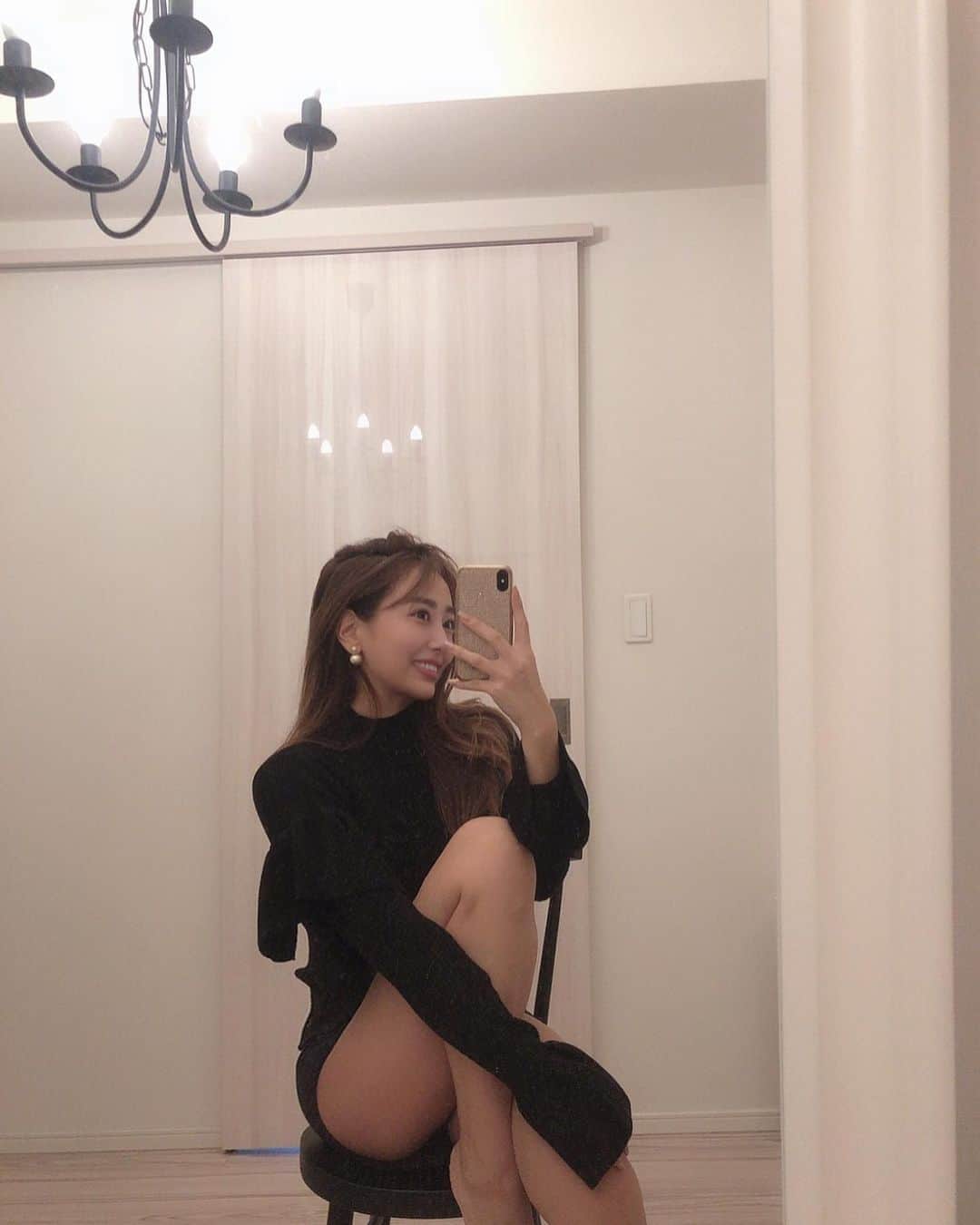 のインスタグラム：「新作チェックしていただけましたか🐻🤍  この時期に一枚で着てかなり可愛く着こなせるフロントフリルニット🧶  これ、めちゃくちゃ可愛いくてほんとお気に入りなのー🤍🤍🤍  ストーリーにURL貼るのでそちらからチェックしてね😉  @sheer_flow」