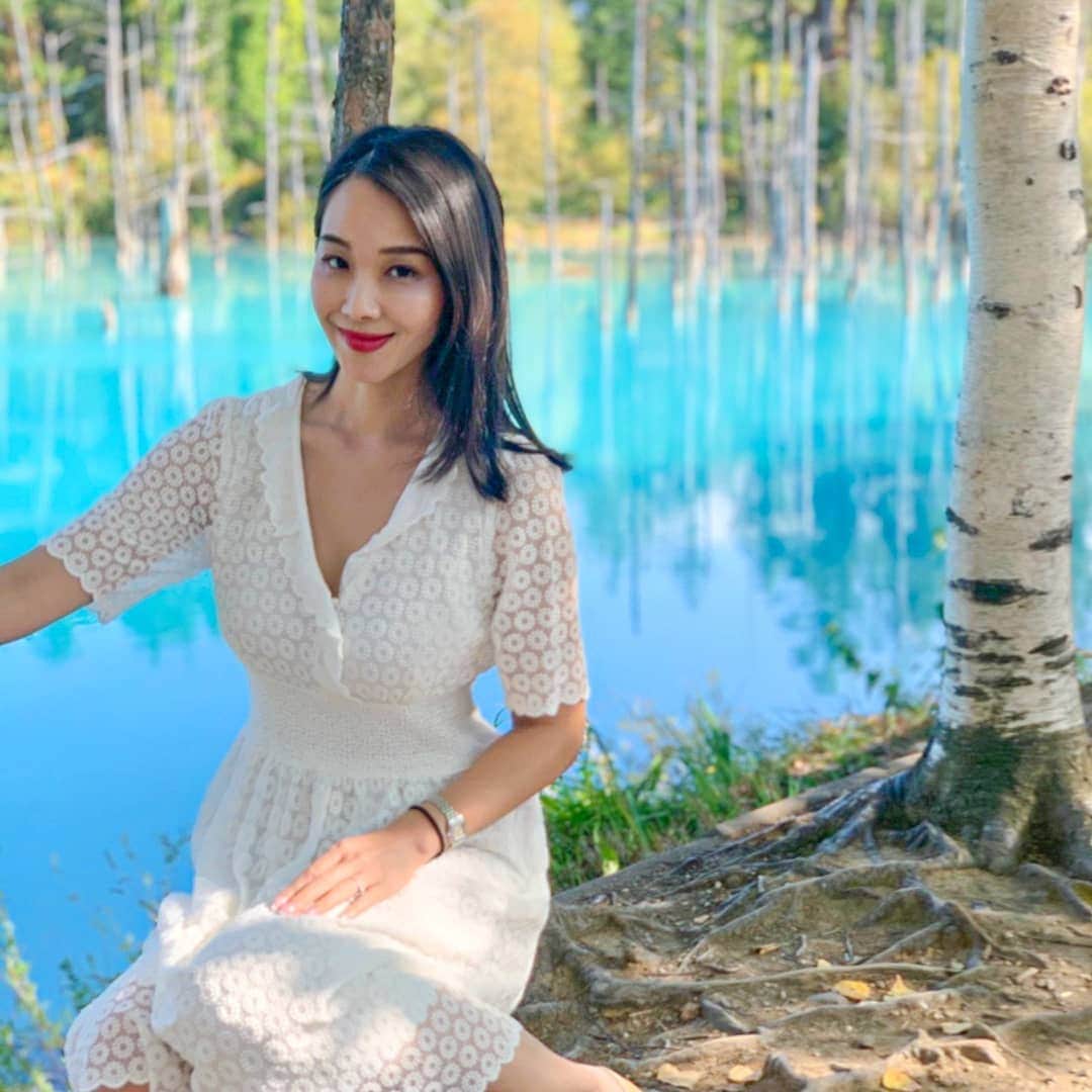 Miyu Toyonagaのインスタグラム：「“Prove yourself to yourself, not to others.”  Traveled all the way to Biei to see the mysterious Blue Pond🦢   池を囲む木々の緑とのコントラストが美しい。」