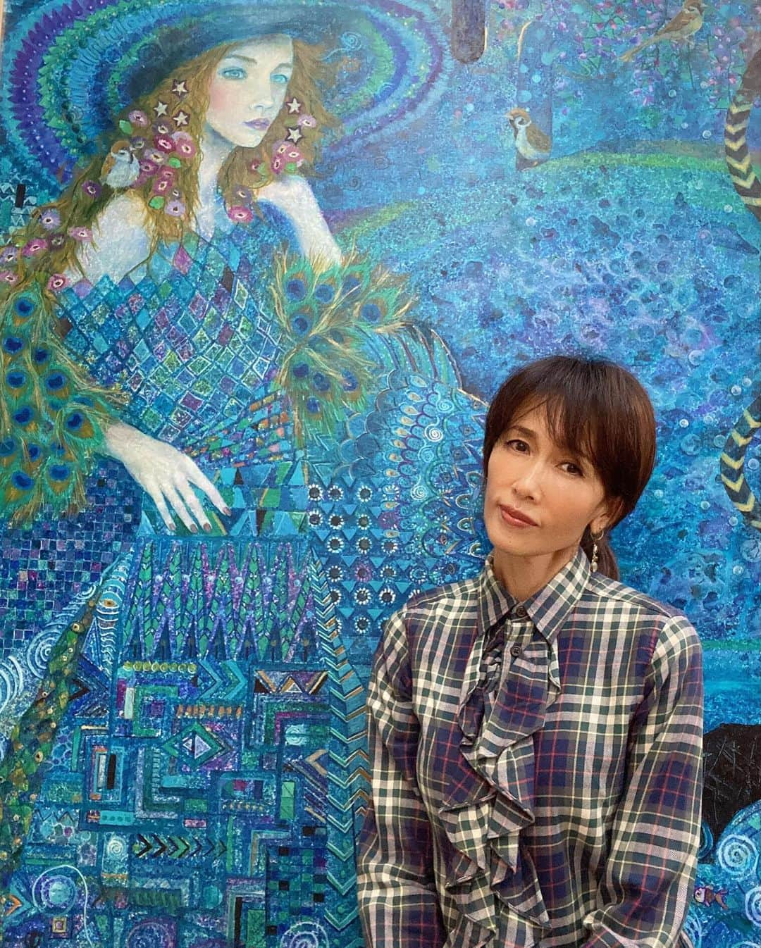 工藤静香さんのインスタグラム写真 - (工藤静香Instagram)「あ〜 今は何だかブルーが本当に落ちつきます。この絵は数年前の二科展の出展作品です。心の鍵と言うタイトルだったと思います。この人は自分の心の鍵を一生開けないのだろうと、、、😊　絵は説明をしなくても、見た方の精神状態や環境によって思う事が異なりますね！私は人それぞれが見方をクリエイトして創造力を膨らませてゆく過程が大好きです。  そろそろ徐々に時間を見つけて描き始めないとです。筆が固まってしまいそうです🤣  ２枚目は随分前のボッテガのバッグです。何か絵に合ってますよね😂」10月4日 15時36分 - kudo_shizuka