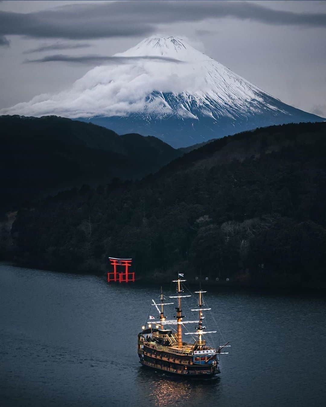 Canon Photographyさんのインスタグラム写真 - (Canon PhotographyInstagram)「Moody vibes in Japan 🇯🇵 Photography // @hirokingraphy Curated by @steffeneisenacher  #japan #moody #rainyday #mountfuji #mtfuji」10月4日 15時40分 - cpcollectives