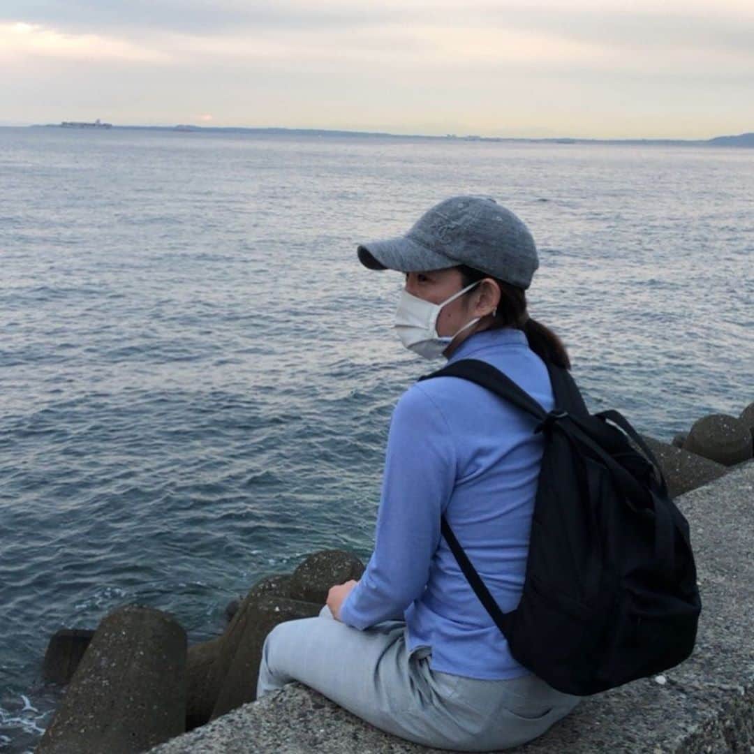 福田葉子さんのインスタグラム写真 - (福田葉子Instagram)「海辺も久しぶりなら夕焼けも久しぶり…。ゴルフ帰りにちょっと足を伸ばして千葉は富津市のthe Fishへ。産直屋さんを抜けてレストラン横からドアを開けるとこの景色。土曜日なのにめっちゃ人が少なくてびっくり。千葉って穴場ですよね…神奈川の海辺は混んでるイメージあるけどここはのんびり。テトラポッドに寄せる波の音とほのかな夕景。いやー癒されました。いい場所。 #sunset #seaside #the fish #chiba #peaceful #landscape #weekend #ザフィッシュ　#海　#千葉　#夕焼け　#静か　#きれい　#ドライブ」10月4日 15時41分 - yoyoyokoko