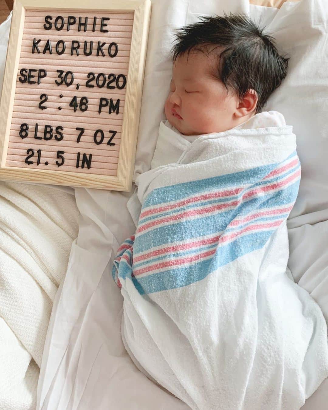 エリナ シルカのインスタグラム：「Introducing Baby Sophie 💕 名前はソフィー薫子に決定しました(^^) 3800g 超えのビッグベビーは産後の浮腫みが取れてきてまたこの時の顔と変わってきた〜！ 毎日コロコロ変わるからカメラが手放せない🥴」