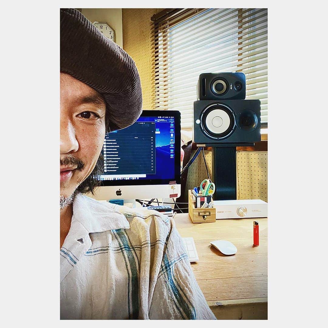 Caravanのインスタグラム：「マスタリング中。  今回もキムケンさんに依頼。  演奏、録音、ミックスと  自分でコツコツやってきて  毎度の事ながら完成が近付くにつれ  不安で仕方なくて  気が狂いそうになるんだけど  キムケンさんの魔法が掛かると  大丈夫！って思わせてくれる。  友人の死から始まり、コロナ、ライブの自粛、  色々な事があった今年、  ただただ出来る事をやろうと  続けて来た作業もこれで一段落。  無意識に抑えていた気持ちが爆発して  一人で泣きました。  皆に届く日を楽しみにしています。  #studiobyrd #kimkenstudio #slowflowmusic」