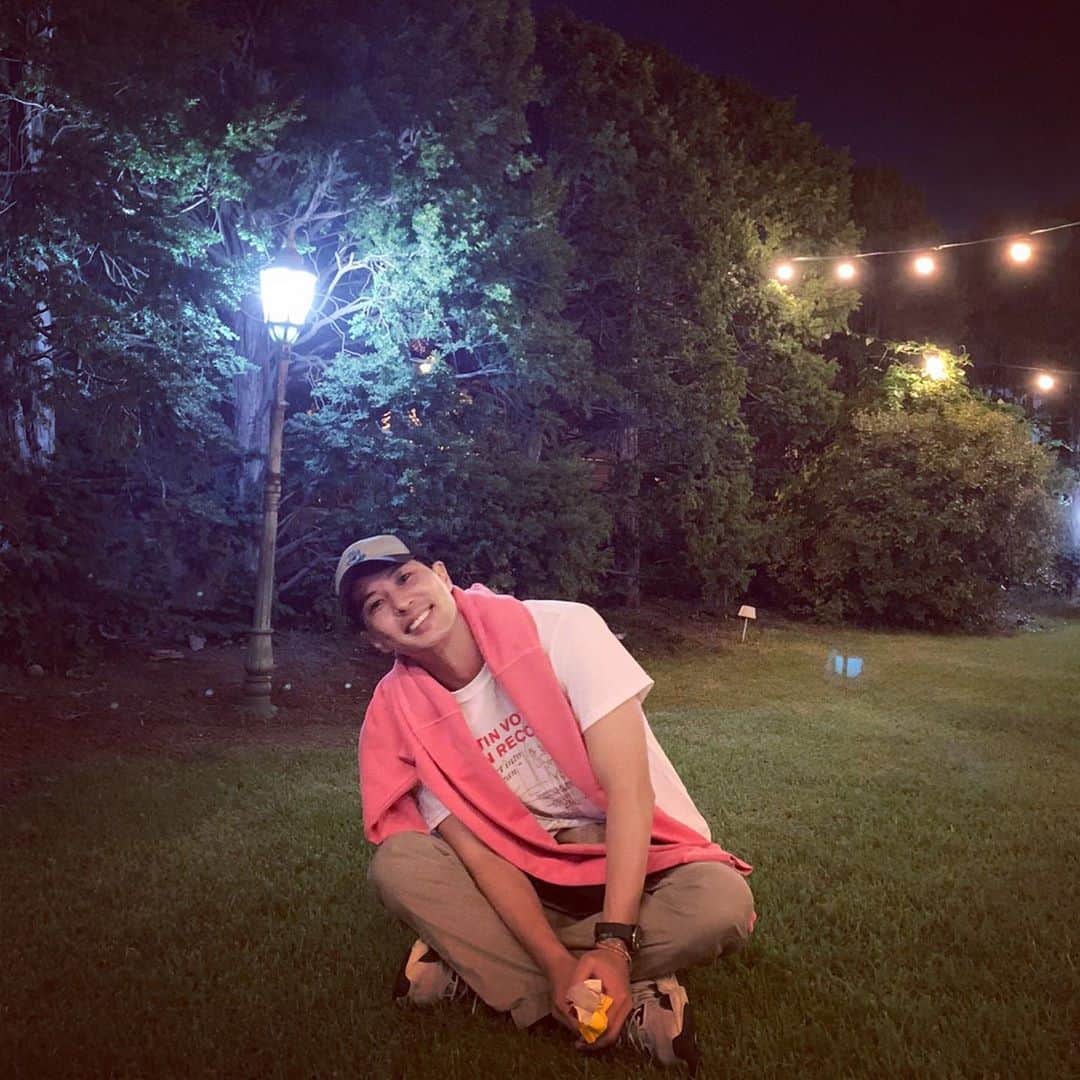 キム・ジソクのインスタグラム：「. 올여름 마지막 탱크보이😋  #집 #가족오락관 #너무웃어서눈물」