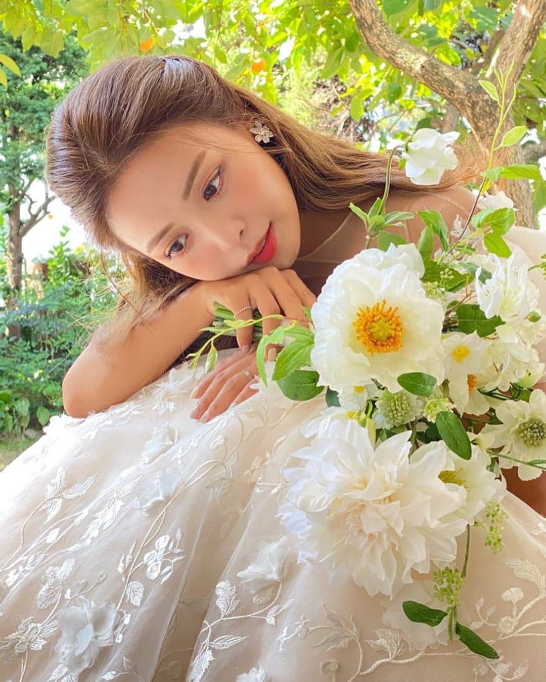キム・ダヘのインスタグラム：「아니... 사진이 너무 마음에 드는게많아서 조금 당황스럽네... 최고다 오늘 진짜 완벽해....... 💛💛💛 #무이스튜디오#꼼나나 #로자스포사#오하나플라워」