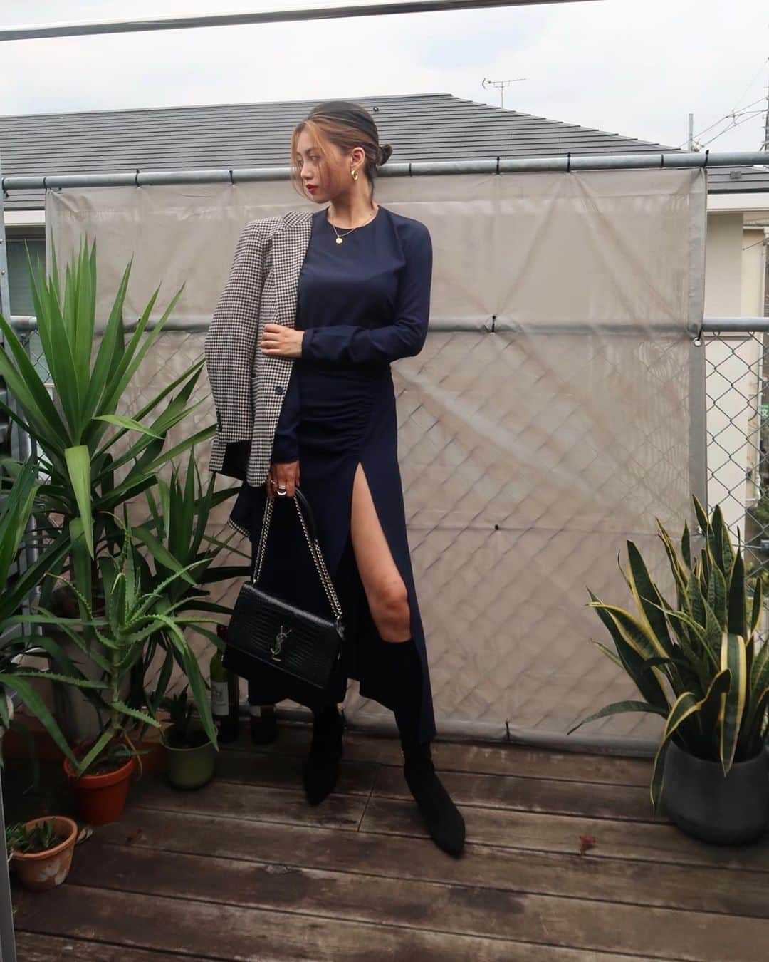 安部ニコルのインスタグラム：「#ニコ服😺  ワンピ、ブーツはZARA ジャケットはポールくれた古着  2枚目カッコつけてるけど指ムチムチ笑つら🤣  あとぽーちゃん写真撮るの上手くなった‼︎w ありがと❤️ #私服」