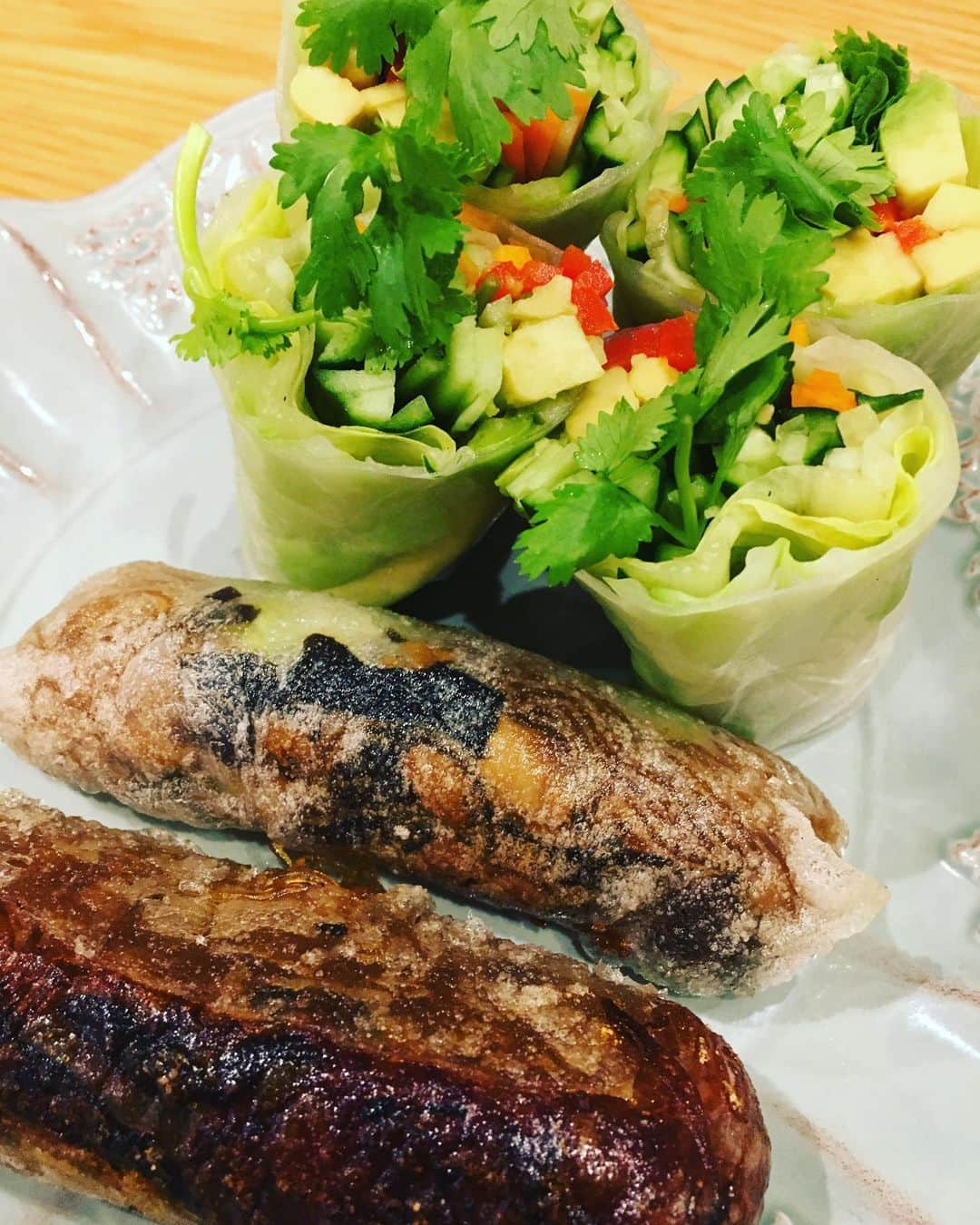 SHANTIのインスタグラム：「生春巻きは作りなれると意外と簡単。食感が良い。サッとゆでたキャベツを今回使用。コリアンダーとミントを入れると香りが良い。チリソースがなくても、豆板醤や甜麺醤を水で薄めて使うも良し。  揚げ生春巻きは初挑戦。中身は味付けした干し椎茸、キクラゲ、ベジミンチ、春雨。これは春巻きの皮のほうが相性が良さそうだけど、悪くない。タレなしで👌野菜バンザイ🙌　#ベジご飯 #野菜美味しい #ビーガンレシピ」
