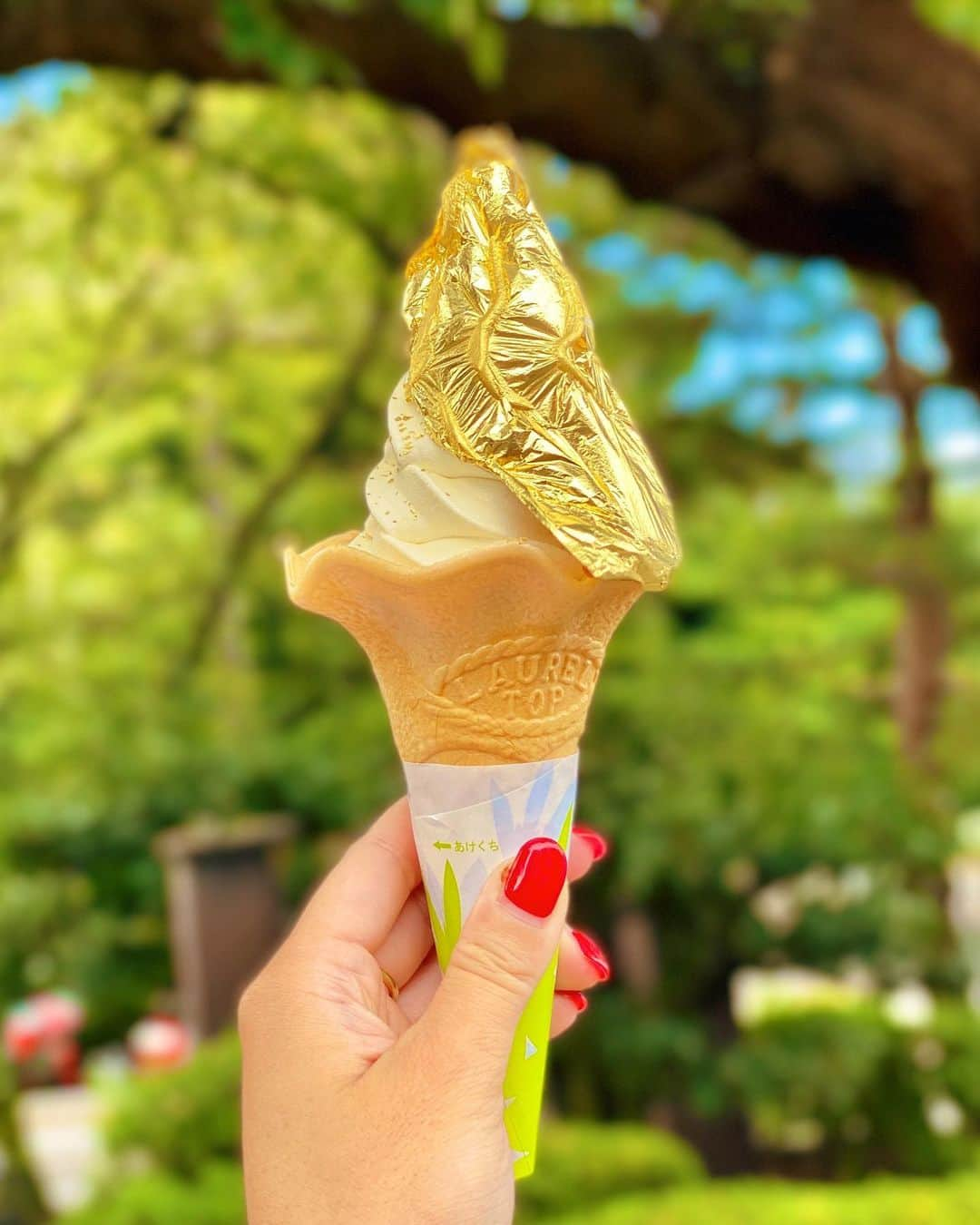 梅谷安里さんのインスタグラム写真 - (梅谷安里Instagram)「🍦🍦🍦 なんやこの口🤣笑 週末、金沢に行ってきたよ！！ 兼六園で金箔ソフト食べた🤤💛 #金箔#金沢#金箔ソフト #兼六園#Kanazawa」10月4日 15時59分 - anriworld