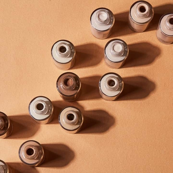 M·A·C Cosmetics Deutschlandさんのインスタグラム写真 - (M·A·C Cosmetics DeutschlandInstagram)「Ihr habt unseren Superhelden, die Studio Fix Fluid Foundation, sicher schon das ein oder andere Mal bei uns entdecken können! ❤️ Doch wisst Ihr auch wieso wir diese Foundation so lieben? Nein? 🔥   Dann haben wir die wichtigsten Eigenschaften nun für Euch auf einen Blick:  🧡 Langhaltend, bis zu 24 Stunden 🧡 Reduziert das Erscheinungsbild von Poren 🧡 Ölfrei und nicht-aknegen 🧡 Mittlere bis volle Deckkraft (jedoch super leicht zu verdünnen) 🧡 Geeignet für alle Hauttypen  Welche Eigenschaft hat Euch am meisten überzeugt? 😍   Wusstet Ihr, dass Ihr über unsere Virtual Try On Funktion am Handy jetzt auch Eure perfekte Studio Fix Foundation Shade finden könnt? 🔥 OMG, wir sind genauso begeistert, wie Ihr! 😍 ❤️  Sucht dafür ganz einfach auf www.maccosmetics.de nach unserer bestselling Studio Fix Fluid Foundation und klickt auf "FINDEN SIE IHRE FARBÜBEREINSTIMMUNG"! Schon seid Ihr ready, um Euer perfect match zu entdecken!! 🌸   #maccosmetics #mac #maccosmeticsgermany #MadeForYou #StudioFix #StudioFixLove #EveryShadeOfYou #MACMadeForMe」10月4日 16時00分 - maccosmeticsgermany