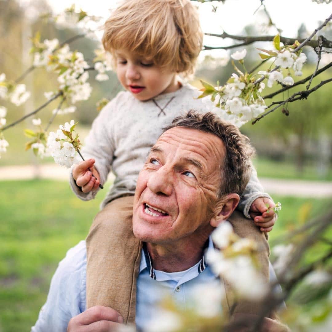 Melvita Officialのインスタグラム：「Bonne fête à tous les grands-pères 💙  Nous leur souhaitons une belle journée avec cette citation que nous aimons tout particulièrement « Un grand-père est quelqu’un avec de l’argent dans ses cheveux et de l’or dans son cœur. »  Partagez-nous votre plus beau et tendre souvenir avec votre grand-père en commentaire 💭  #melvita #cosmétique #naturel #bio #fêtedesgrandpères #bonnefête #famille #fêtedespapis #famille #family #partage」