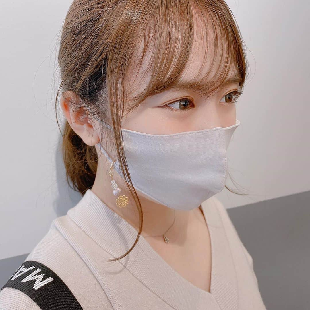 坂口理子さんのインスタグラム写真 - (坂口理子Instagram)「マスクにつけるアクセサリー😷🌈 初めてつけてみました☺︎ #マスク #アクセサリー #こう言う時のハッシュタグわからん #これもなっちゃん撮影 #ありがとう」10月4日 21時36分 - ricopi__hkt48