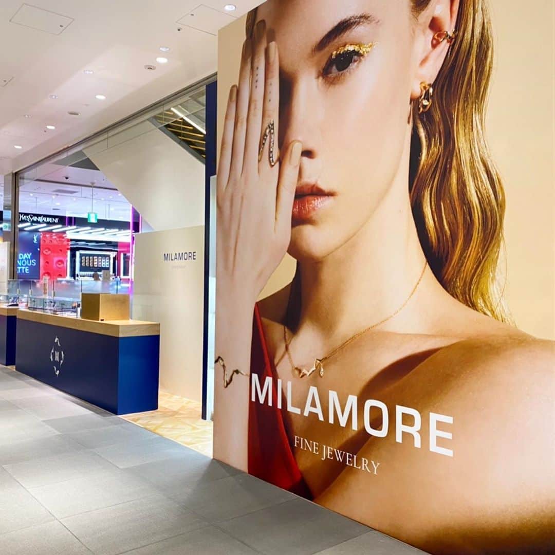 稲木ジョージのインスタグラム：「Back in New York and taking my first day off in two months but @milamorejewelry is unstoppable 🔥 I’m proud of my Japan team to launch my popup at @parco_shibuya_official next to YSL Beaute until November 3rd🇯🇵 I’ve also invited a few Japanese artists to curate small collection of modern Kintsugi plates and hand painted goldfish glass to show their pieces at my popup🥃 二ヶ月ぶりの休日で休まさせていただいていますが、ミラモアは休むことを知りません🤣11月3日まで、渋谷パルコ一階、YSLビューティ隣にてポップアップしています！ ブランドDNAであるKINTSUGIコレクションを始め、ジュエリーを実際に手に取ってさ試着することができます！ それではなく、 @saya1121 ちゃんが手がける、モダン金継ぎアクリルプレートと、 @yuzo.eto さんのハンドペイントの金魚グラスもお買い求めいただけますので、ぜひ遊びに行ってねー😊 肉体的にはパルコにはいないけど、自分の魂はジュエリーと共に、ポップアップにいますよ🥳👻💕」