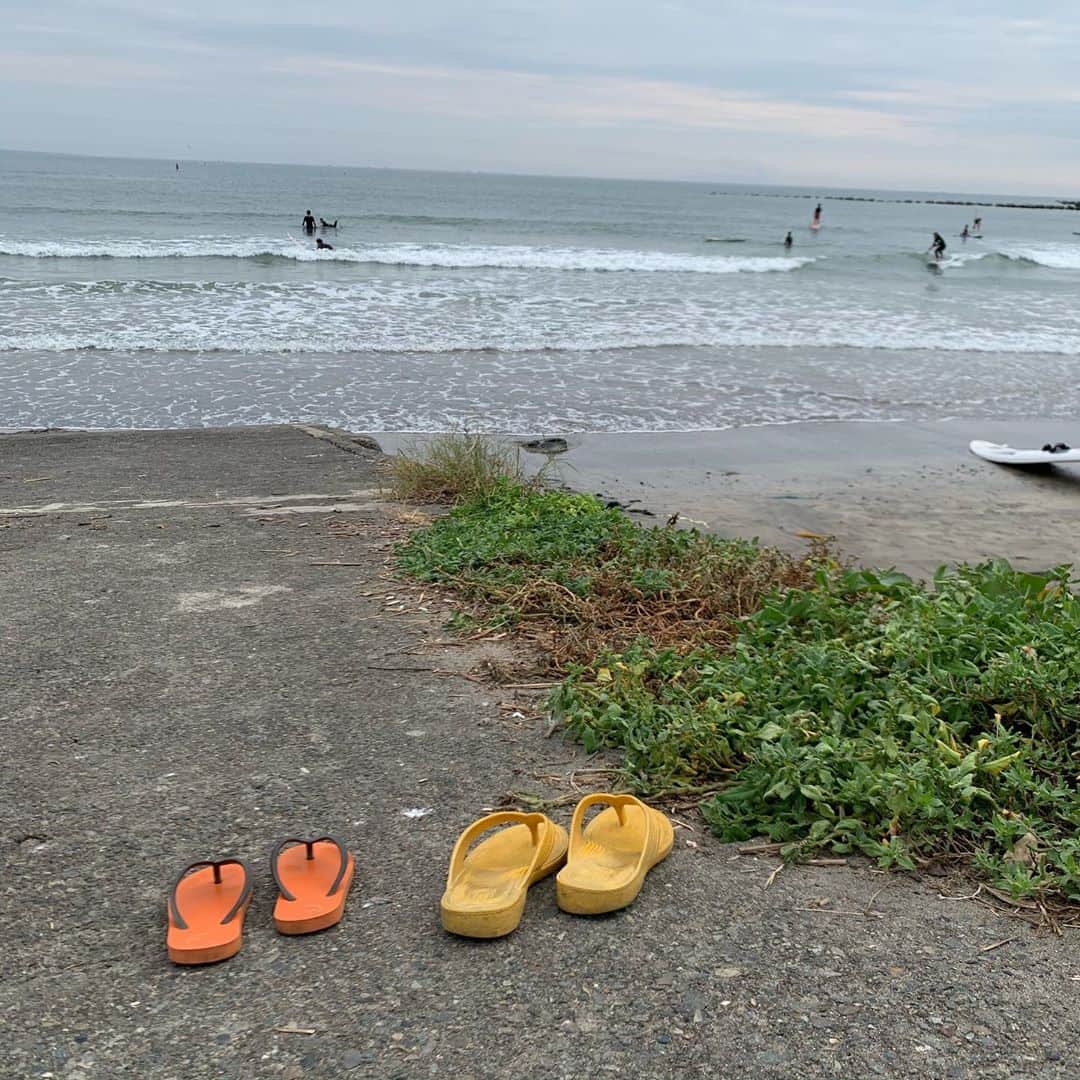 クリス智子さんのインスタグラム写真 - (クリス智子Instagram)「曇りでしたが、いい海でした。 今日は、小暮徹さんとひでこさんとも一緒にランチ。 息子は、珍しく靴下脱ぎ捨て、足で、海、満喫。」10月4日 21時29分 - chris_tomoko