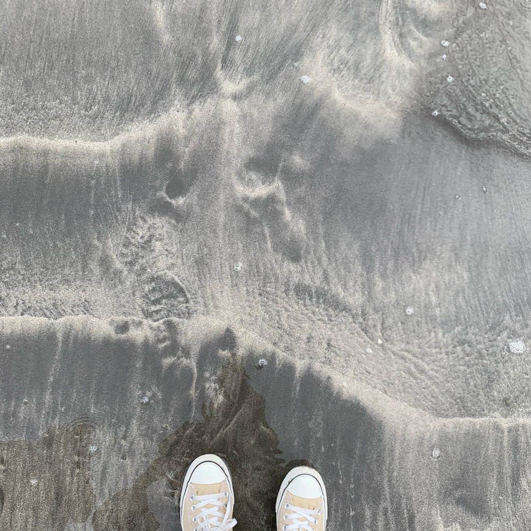 クリス智子さんのインスタグラム写真 - (クリス智子Instagram)「曇りでしたが、いい海でした。 今日は、小暮徹さんとひでこさんとも一緒にランチ。 息子は、珍しく靴下脱ぎ捨て、足で、海、満喫。」10月4日 21時29分 - chris_tomoko