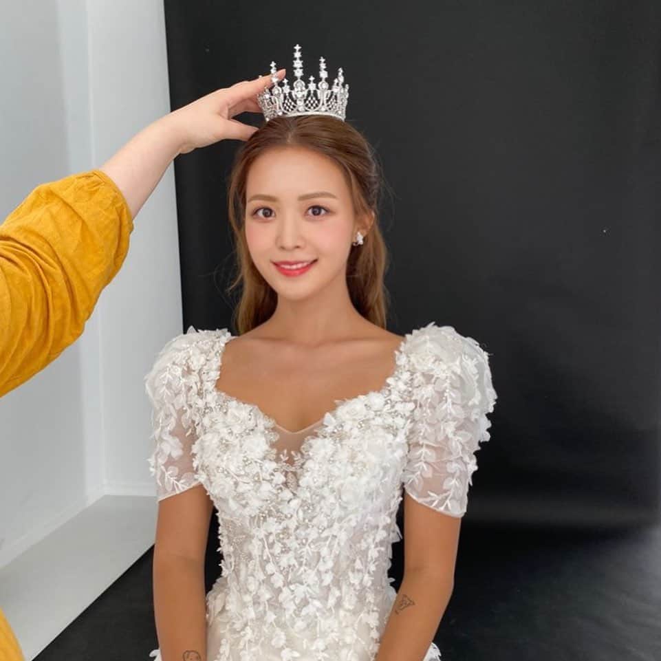 キム・ダヘのインスタグラム：「오늘은 요기까지... 웨딩촬영 진짜 재밌다 🤍 너무 도배해서 죄송해유ㅠㅠ」