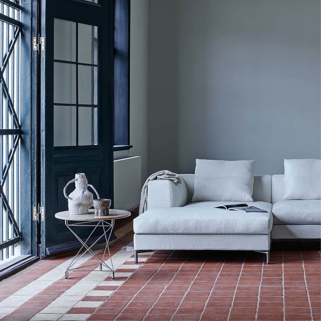 eilersenのインスタグラム：「Enjoy Savanna, a lounging sofa that promises comfort. Comfort with no compromises. In strong, well-conceived lines and with soft upholstery that hugs the body.⁠⠀ •⁠⠀ •⁠⠀ •⁠⠀ #eilersen #eilersenfurniture #myeilersen #savanna #interiordesign #homedecor #sofa #danishdesign #inredning #finahem #interiorlovers #interiordesign #modernliving #minimalism #nordiskehjem #nordicinspiration #nordicliving #craftsmanship #luxurylifestyle #boligindretning #designinterior #livingroominspo #boliginspiration #softminimalism #hemindredning #schönerwohnen #nordicminimalism @ankerco @lindsorth @bloomingville @studio_solitude」