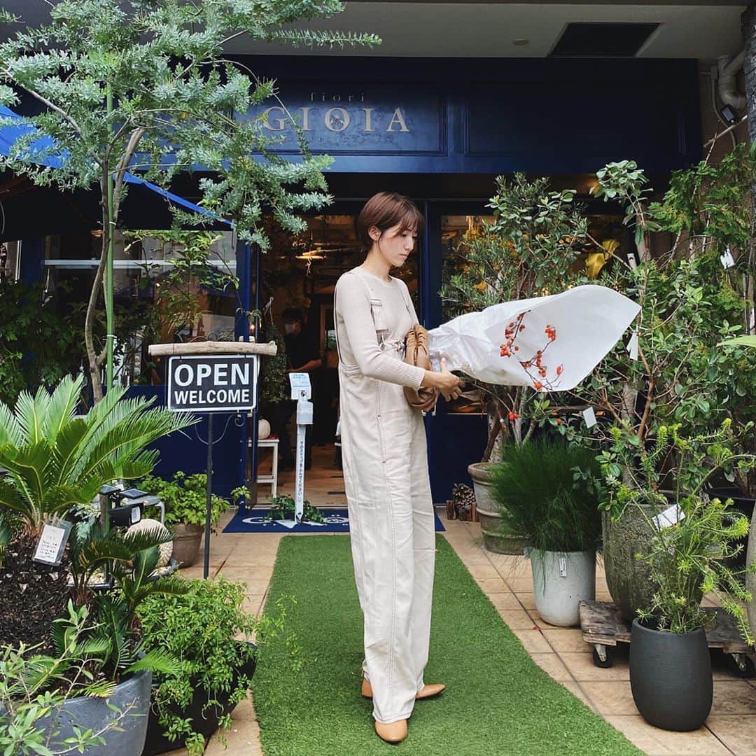 美生のインスタグラム：「阪神百貨店のPOPUP開催まで﻿ あと3日。﻿ ﻿ ﻿ 今日は店頭に飾るお花を見に行って﻿ いくつかpick🧺﻿ ﻿ ﻿ POPUP期間中﻿、 娘たちは 新しい習い事が2つスタートし﻿たり 面談があったり﻿ 遠足があったり…﻿ 娘たちも頑張るから﻿ わたしも頑張ろう♡﻿ ﻿ ﻿ ﻿ 何より皆様にお会いできることを﻿ 心より楽しみにお待ち申し上げております🕊 ﻿ ﻿ ﻿」